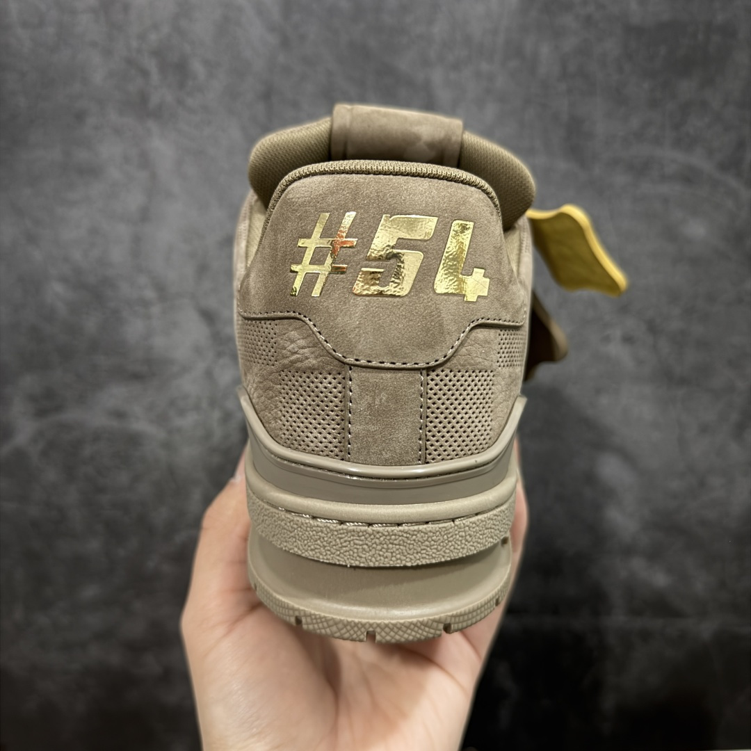 图片[4]-【YS纯原】顶级莞产 LOUIS VUITTON 路易威登 LV Trainer 牛皮革 麂皮灰棕卡其 ✦ 原楦原纸版开模，鞋型立体饱满 ✦ 零毛边、零溢胶、零线头瑕疵 ✦ 细节与原版一致 区分市面通货 ✦ 多层叠片＋电脑针车，针距密度一致 ✦ Monogram浮雕＋3D高频压纹 ✦ 多密度发泡中底：支撑回弹媲美专柜 ✦ 原装橡胶大底：含胶量高、纹路深、双拼接零偏差 ✦ ZP级原装包装：专柜款鞋盒＋防尘袋＋说明书 尺码：39-45-选品中心