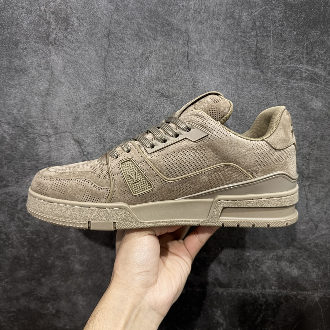 图片[2]-【YS纯原】顶级莞产 LOUIS VUITTON 路易威登 LV Trainer 牛皮革 麂皮灰棕卡其 ✦ 原楦原纸版开模，鞋型立体饱满 ✦ 零毛边、零溢胶、零线头瑕疵 ✦ 细节与原版一致 区分市面通货 ✦ 多层叠片＋电脑针车，针距密度一致 ✦ Monogram浮雕＋3D高频压纹 ✦ 多密度发泡中底：支撑回弹媲美专柜 ✦ 原装橡胶大底：含胶量高、纹路深、双拼接零偏差 ✦ ZP级原装包装：专柜款鞋盒＋防尘袋＋说明书 尺码：39-45-选品中心