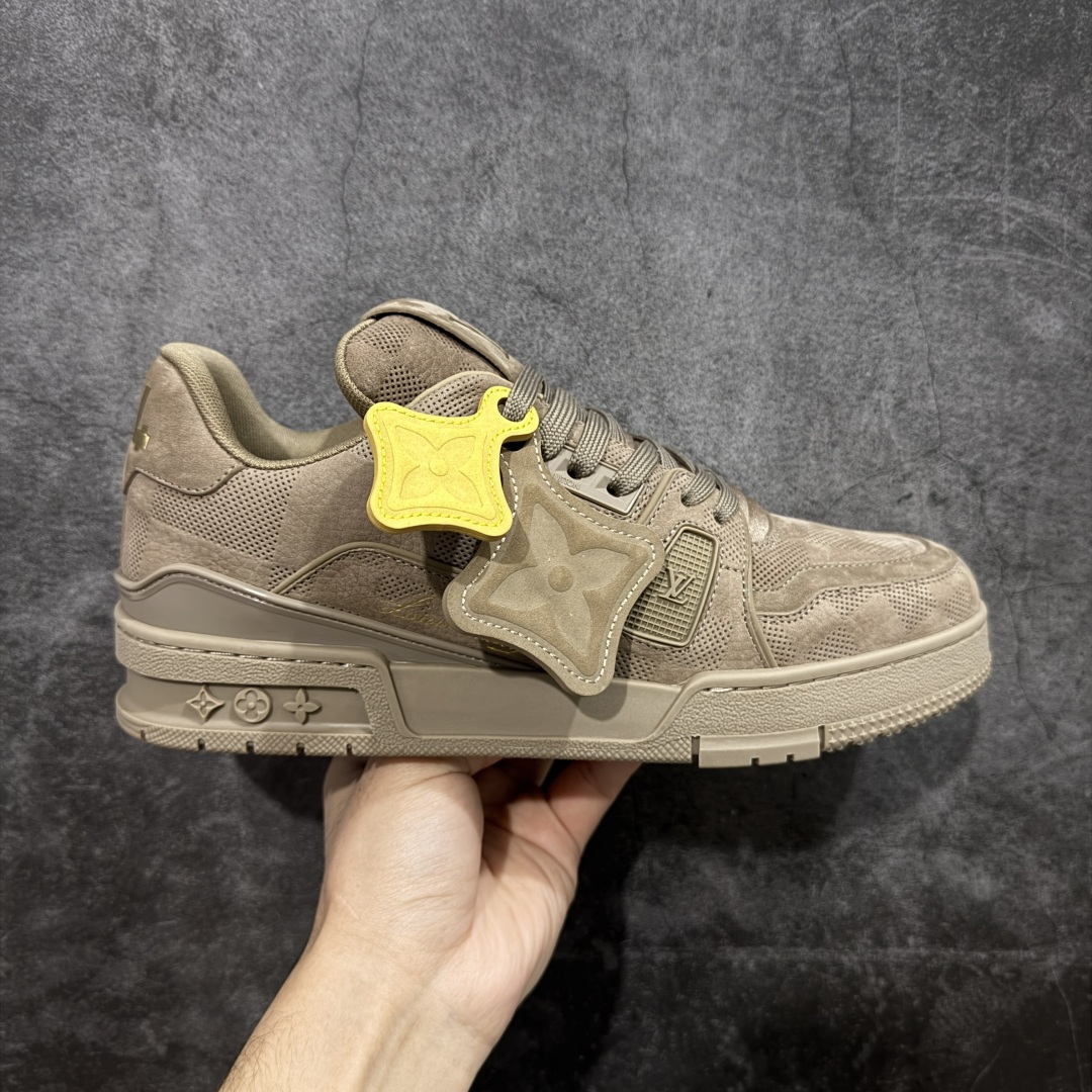 【YS纯原】顶级莞产 LOUIS VUITTON 路易威登 LV Trainer 牛皮革 麂皮灰棕卡其 ✦ 原楦原纸版开模,鞋型立体饱满 ✦ 零毛边、零溢胶、零线头瑕疵 ✦ 细节与原版一致 区分市面通货 ✦ 多层叠片+电脑针车,针距密度一致 ✦ Monogram浮雕+3D高频压纹 ✦ 多密度发泡中底:支撑回弹媲美专柜 ✦ 原装橡胶大底:含胶量高、纹路深、双拼接零偏差 ✦ ZP级原装包装:专柜款鞋盒+防尘袋+说明书 尺码:39-45-选品中心