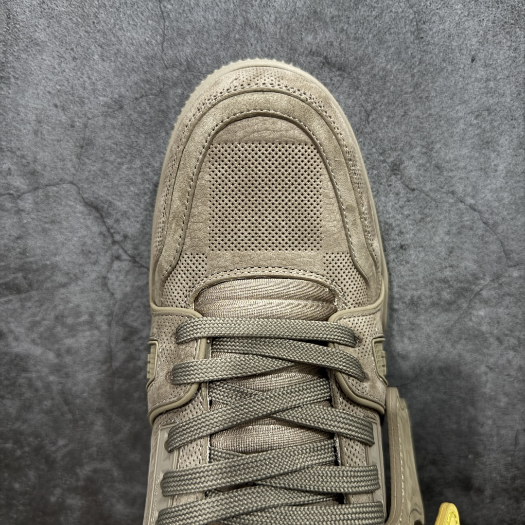 图片[5]-【YS纯原】顶级莞产 LOUIS VUITTON 路易威登 LV Trainer 牛皮革 麂皮灰棕卡其 ✦ 原楦原纸版开模，鞋型立体饱满 ✦ 零毛边、零溢胶、零线头瑕疵 ✦ 细节与原版一致 区分市面通货 ✦ 多层叠片＋电脑针车，针距密度一致 ✦ Monogram浮雕＋3D高频压纹 ✦ 多密度发泡中底：支撑回弹媲美专柜 ✦ 原装橡胶大底：含胶量高、纹路深、双拼接零偏差 ✦ ZP级原装包装：专柜款鞋盒＋防尘袋＋说明书 尺码：39-45-选品中心
