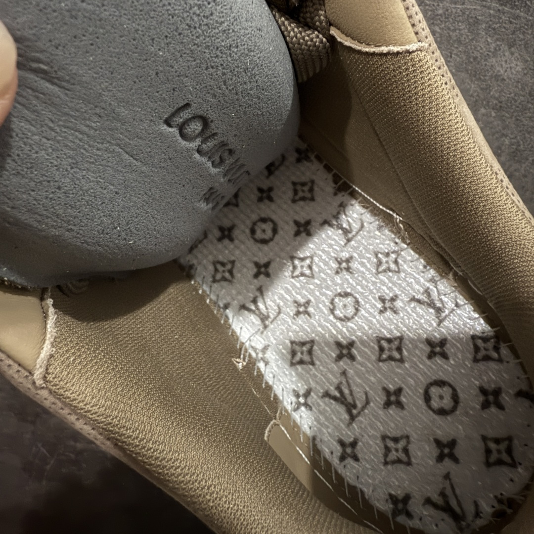 图片[9]-【YS纯原】顶级莞产 LOUIS VUITTON 路易威登 LV Trainer 牛皮革 麂皮灰棕卡其 ✦ 原楦原纸版开模，鞋型立体饱满 ✦ 零毛边、零溢胶、零线头瑕疵 ✦ 细节与原版一致 区分市面通货 ✦ 多层叠片＋电脑针车，针距密度一致 ✦ Monogram浮雕＋3D高频压纹 ✦ 多密度发泡中底：支撑回弹媲美专柜 ✦ 原装橡胶大底：含胶量高、纹路深、双拼接零偏差 ✦ ZP级原装包装：专柜款鞋盒＋防尘袋＋说明书 尺码：39-45-选品中心