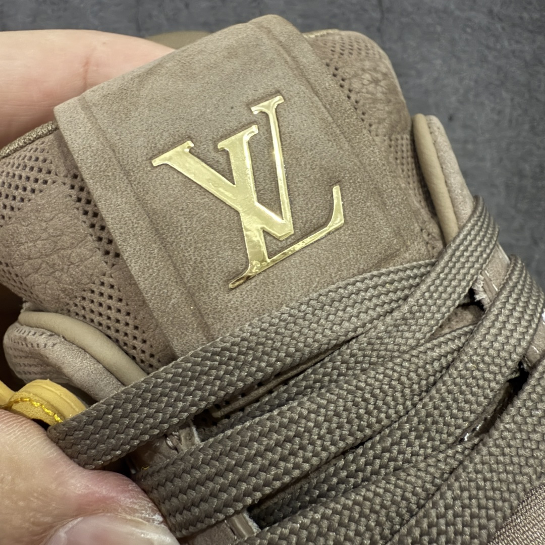 图片[6]-【YS纯原】顶级莞产 LOUIS VUITTON 路易威登 LV Trainer 牛皮革 麂皮灰棕卡其 ✦ 原楦原纸版开模，鞋型立体饱满 ✦ 零毛边、零溢胶、零线头瑕疵 ✦ 细节与原版一致 区分市面通货 ✦ 多层叠片＋电脑针车，针距密度一致 ✦ Monogram浮雕＋3D高频压纹 ✦ 多密度发泡中底：支撑回弹媲美专柜 ✦ 原装橡胶大底：含胶量高、纹路深、双拼接零偏差 ✦ ZP级原装包装：专柜款鞋盒＋防尘袋＋说明书 尺码：39-45-选品中心