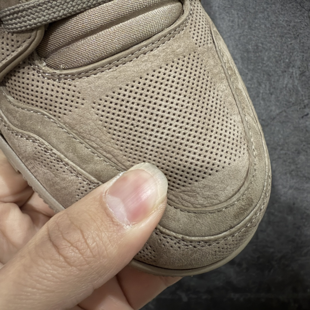 图片[5]-【YS纯原】顶级莞产 LOUIS VUITTON 路易威登 LV Trainer 牛皮革 麂皮灰棕卡其 ✦ 原楦原纸版开模，鞋型立体饱满 ✦ 零毛边、零溢胶、零线头瑕疵 ✦ 细节与原版一致 区分市面通货 ✦ 多层叠片＋电脑针车，针距密度一致 ✦ Monogram浮雕＋3D高频压纹 ✦ 多密度发泡中底：支撑回弹媲美专柜 ✦ 原装橡胶大底：含胶量高、纹路深、双拼接零偏差 ✦ ZP级原装包装：专柜款鞋盒＋防尘袋＋说明书 尺码：39-45-选品中心