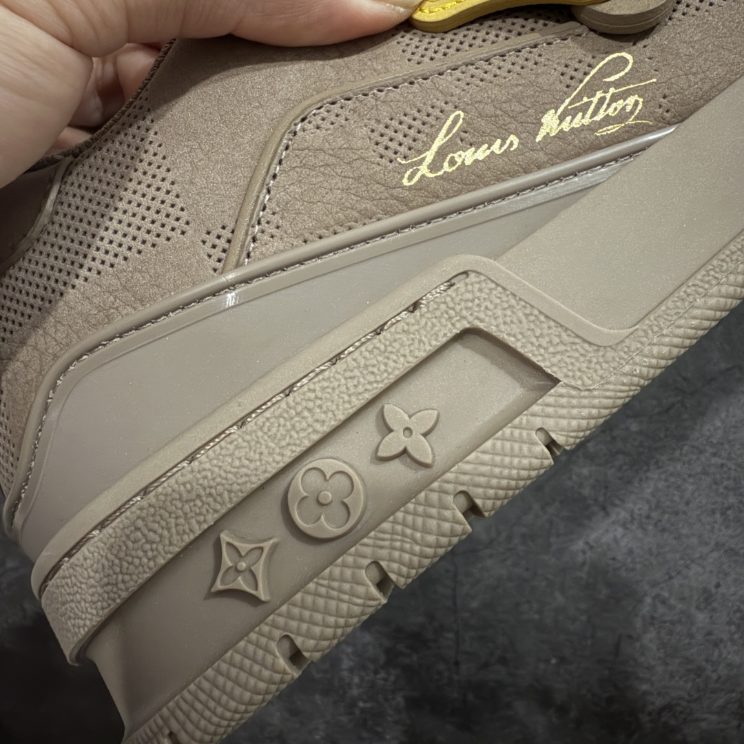 图片[3]-【YS纯原】顶级莞产 LOUIS VUITTON 路易威登 LV Trainer 牛皮革 麂皮灰棕卡其 ✦ 原楦原纸版开模，鞋型立体饱满 ✦ 零毛边、零溢胶、零线头瑕疵 ✦ 细节与原版一致 区分市面通货 ✦ 多层叠片＋电脑针车，针距密度一致 ✦ Monogram浮雕＋3D高频压纹 ✦ 多密度发泡中底：支撑回弹媲美专柜 ✦ 原装橡胶大底：含胶量高、纹路深、双拼接零偏差 ✦ ZP级原装包装：专柜款鞋盒＋防尘袋＋说明书 尺码：39-45-选品中心