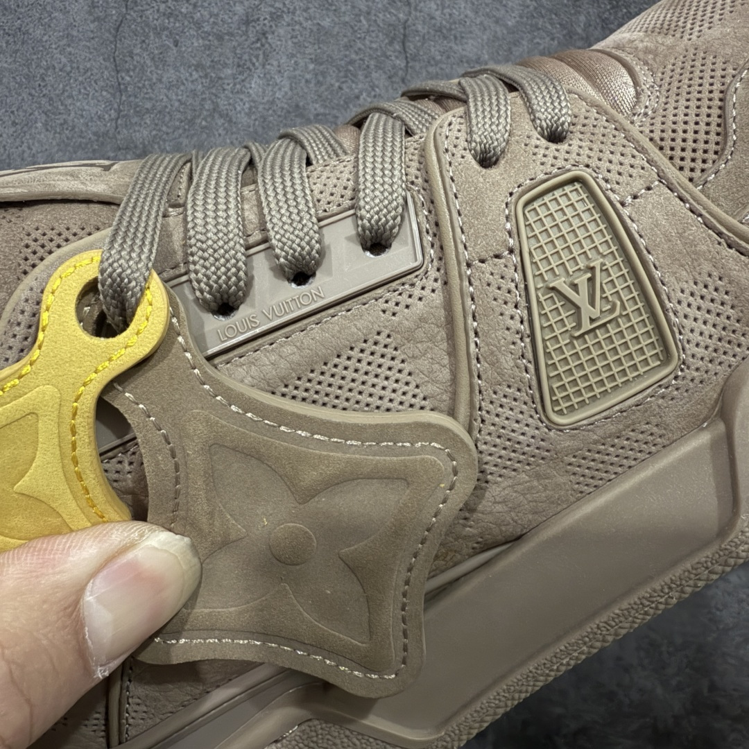 图片[4]-【YS纯原】顶级莞产 LOUIS VUITTON 路易威登 LV Trainer 牛皮革 麂皮灰棕卡其 ✦ 原楦原纸版开模，鞋型立体饱满 ✦ 零毛边、零溢胶、零线头瑕疵 ✦ 细节与原版一致 区分市面通货 ✦ 多层叠片＋电脑针车，针距密度一致 ✦ Monogram浮雕＋3D高频压纹 ✦ 多密度发泡中底：支撑回弹媲美专柜 ✦ 原装橡胶大底：含胶量高、纹路深、双拼接零偏差 ✦ ZP级原装包装：专柜款鞋盒＋防尘袋＋说明书 尺码：39-45-选品中心
