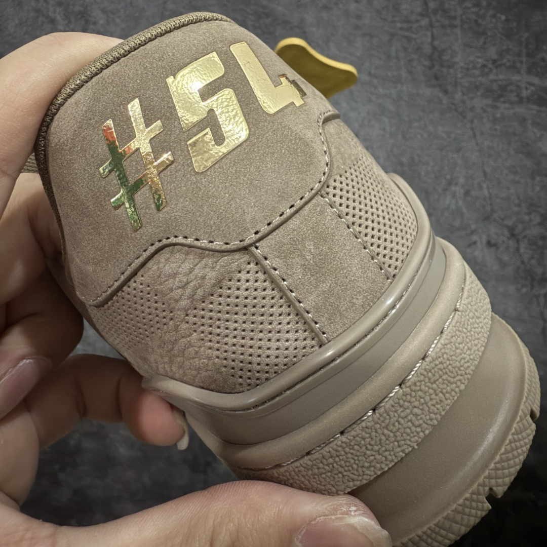 图片[2]-【YS纯原】顶级莞产 LOUIS VUITTON 路易威登 LV Trainer 牛皮革 麂皮灰棕卡其 ✦ 原楦原纸版开模，鞋型立体饱满 ✦ 零毛边、零溢胶、零线头瑕疵 ✦ 细节与原版一致 区分市面通货 ✦ 多层叠片＋电脑针车，针距密度一致 ✦ Monogram浮雕＋3D高频压纹 ✦ 多密度发泡中底：支撑回弹媲美专柜 ✦ 原装橡胶大底：含胶量高、纹路深、双拼接零偏差 ✦ ZP级原装包装：专柜款鞋盒＋防尘袋＋说明书 尺码：39-45-选品中心