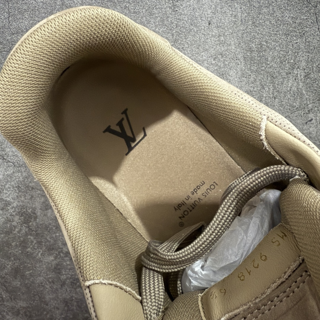 图片[8]-【YS纯原】顶级莞产 LOUIS VUITTON 路易威登 LV Trainer 牛皮革 麂皮灰棕卡其 ✦ 原楦原纸版开模，鞋型立体饱满 ✦ 零毛边、零溢胶、零线头瑕疵 ✦ 细节与原版一致 区分市面通货 ✦ 多层叠片＋电脑针车，针距密度一致 ✦ Monogram浮雕＋3D高频压纹 ✦ 多密度发泡中底：支撑回弹媲美专柜 ✦ 原装橡胶大底：含胶量高、纹路深、双拼接零偏差 ✦ ZP级原装包装：专柜款鞋盒＋防尘袋＋说明书 尺码：39-45-选品中心