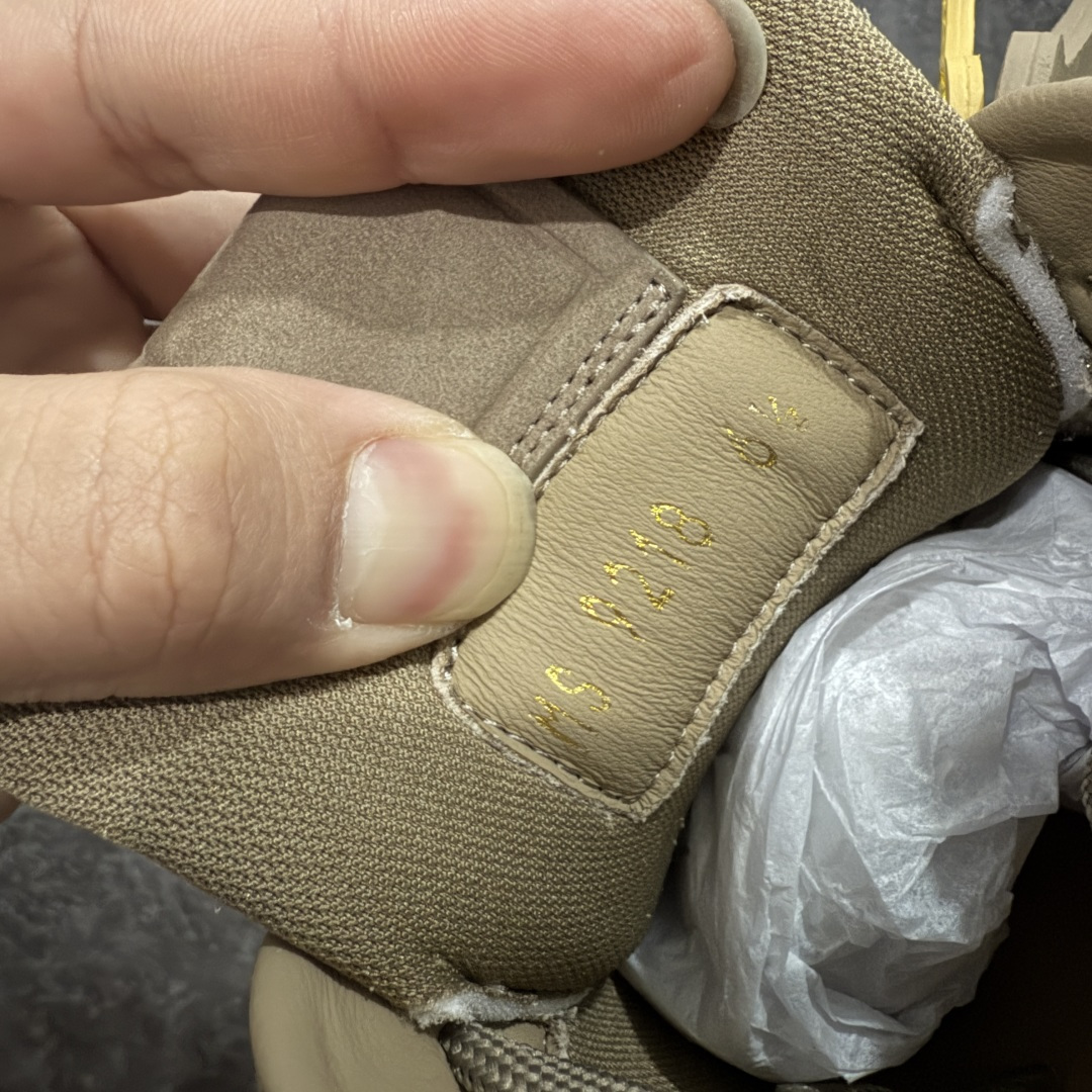 图片[7]-【YS纯原】顶级莞产 LOUIS VUITTON 路易威登 LV Trainer 牛皮革 麂皮灰棕卡其 ✦ 原楦原纸版开模，鞋型立体饱满 ✦ 零毛边、零溢胶、零线头瑕疵 ✦ 细节与原版一致 区分市面通货 ✦ 多层叠片＋电脑针车，针距密度一致 ✦ Monogram浮雕＋3D高频压纹 ✦ 多密度发泡中底：支撑回弹媲美专柜 ✦ 原装橡胶大底：含胶量高、纹路深、双拼接零偏差 ✦ ZP级原装包装：专柜款鞋盒＋防尘袋＋说明书 尺码：39-45-选品中心