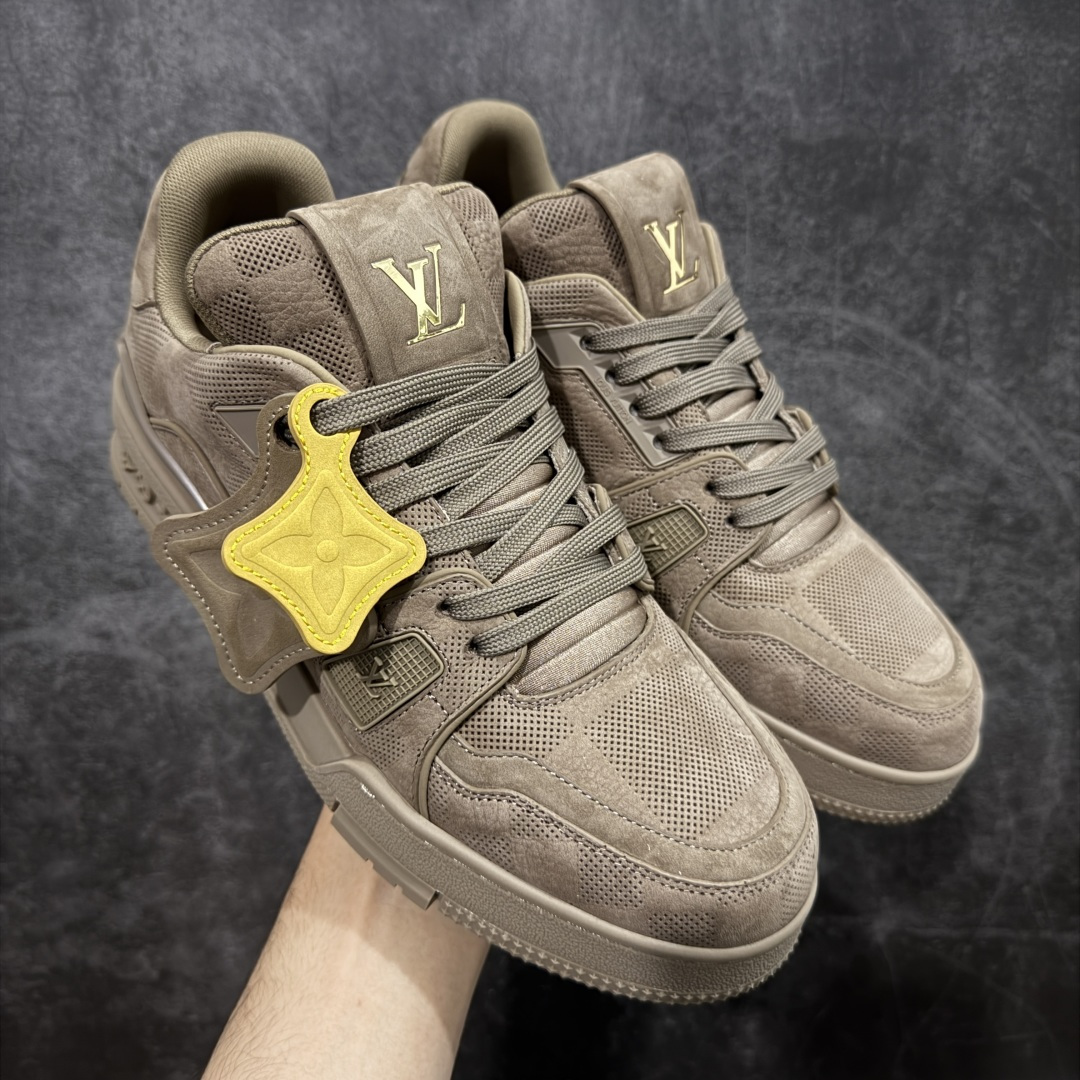 【YS纯原】顶级莞产 LOUIS VUITTON 路易威登 LV Trainer 牛皮革 麂皮灰棕卡其 ✦ 原楦原纸版开模,鞋型立体饱满 ✦ 零毛边、零溢胶、零线头瑕疵 ✦ 细节与原版一致 区分市面通货 ✦ 多层叠片+电脑针车,针距密度一致 ✦ Monogram浮雕+3D高频压纹 ✦ 多密度发泡中底:支撑回弹媲美专柜 ✦ 原装橡胶大底:含胶量高、纹路深、双拼接零偏差 ✦ ZP级原装包装:专柜款鞋盒+防尘袋+说明书 尺码:39-45-选品中心
