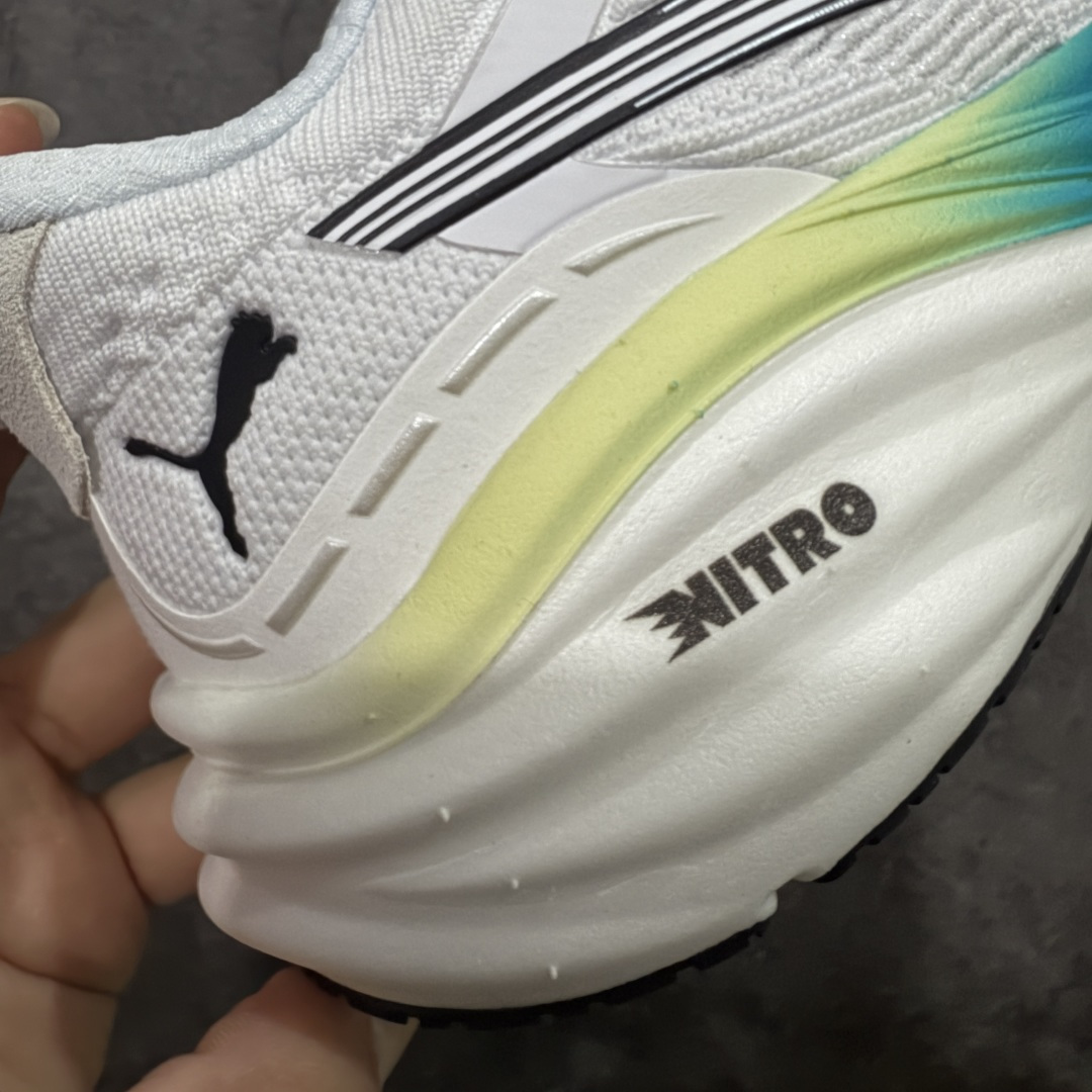 图片[3]-【纯原版】彪马彪破3 PUMA MAGNIFY NITRO 3代 PUMA跑鞋为跑步蓄 能，功能性和美观性兼备。搭载 PUMA NITRO 氮气中底，具备轻量与高缓冲回弹特性，打造柔软舒适脚感。以简约流畅的线条勾勒 PUMA 跑道，为鞋款增添一抹灵动气质。 鞋面 采用轻量化高弹织物鞋面，上脚透气舒适包覆，还确保了耐穿性和支撑性助力急速畅跑 中底 超临界NITRO氮气中底结合厚底轮廓舒适缓震，提供能力反馈，轻便柔软 跑步通勤皆可 鞋侧 PUMA 流线型跑道以明亮色彩呈现，勾勒活力运动美学 外底 采用 PUMAGRIP橡胶大底，止滑耐磨赋予跑者灵活自如的运动体验 货号 311046-04 尺码 36 37 37.5 38 38.5 39 40 40.5 41 42 42.5 43 44 44.5 45-选品中心