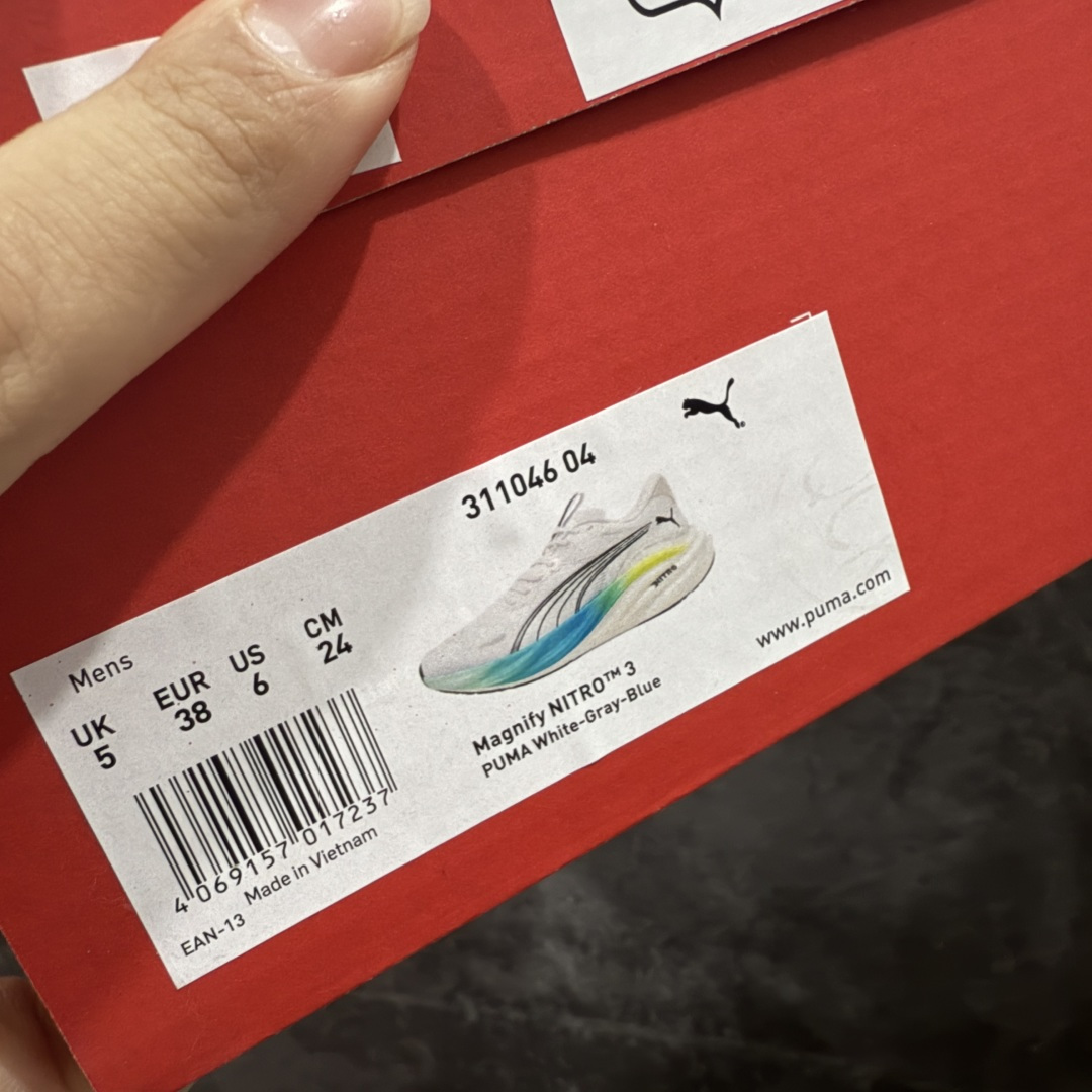 图片[9]-【纯原版】彪马彪破3 PUMA MAGNIFY NITRO 3代 PUMA跑鞋为跑步蓄 能，功能性和美观性兼备。搭载 PUMA NITRO 氮气中底，具备轻量与高缓冲回弹特性，打造柔软舒适脚感。以简约流畅的线条勾勒 PUMA 跑道，为鞋款增添一抹灵动气质。 鞋面 采用轻量化高弹织物鞋面，上脚透气舒适包覆，还确保了耐穿性和支撑性助力急速畅跑 中底 超临界NITRO氮气中底结合厚底轮廓舒适缓震，提供能力反馈，轻便柔软 跑步通勤皆可 鞋侧 PUMA 流线型跑道以明亮色彩呈现，勾勒活力运动美学 外底 采用 PUMAGRIP橡胶大底，止滑耐磨赋予跑者灵活自如的运动体验 货号 311046-04 尺码 36 37 37.5 38 38.5 39 40 40.5 41 42 42.5 43 44 44.5 45-选品中心