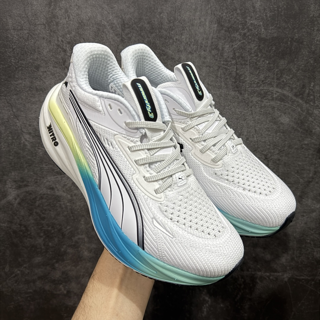 【纯原版】彪马彪破3 PUMA MAGNIFY NITRO 3代 PUMA跑鞋为跑步蓄 能,功能性和美观性兼备。搭载 PUMA NITRO 氮气中底,具备轻量与高缓冲回弹特性,打造柔软舒适脚感。以简约流畅的线条勾勒 PUMA 跑道,为鞋款增添一抹灵动气质。 鞋面 采用轻量化高弹织物鞋面,上脚透气舒适包覆,还确保了耐穿性和支撑性助力急速畅跑 中底 超临界NITRO氮气中底结合厚底轮廓舒适缓震,提供能力反馈,轻便柔软 跑步通勤皆可 鞋侧 PUMA 流线型跑道以明亮色彩呈现,勾勒活力运动美学 外底 采用 PUMAGRIP橡胶大底,止滑耐磨赋予跑者灵活自如的运动体验 货号 311046-04 尺码 36 37 37.5 38 38.5 39 40 40.5 41 42 42.5 43 44 44.5 45-选品中心