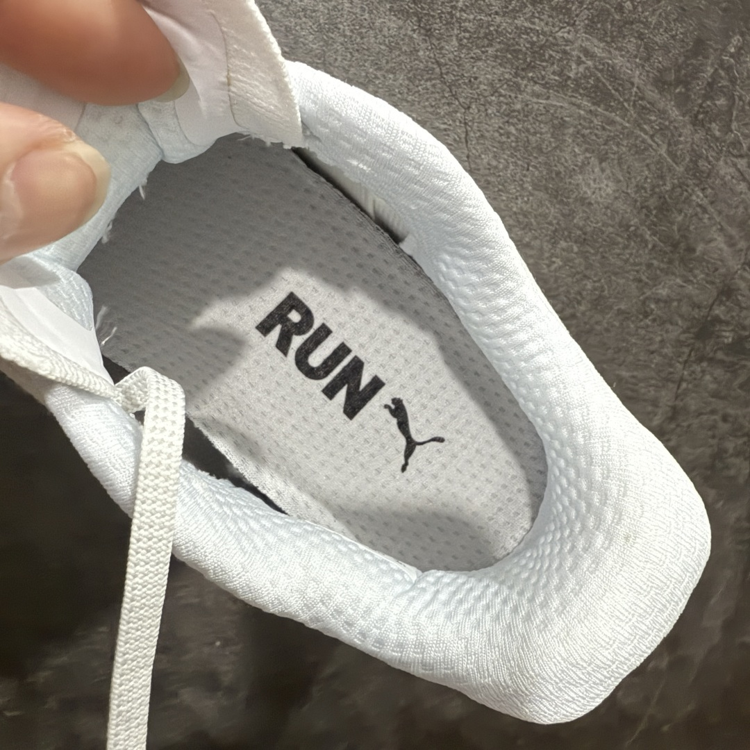 图片[7]-【纯原版】彪马彪破3 PUMA MAGNIFY NITRO 3代 PUMA跑鞋为跑步蓄 能，功能性和美观性兼备。搭载 PUMA NITRO 氮气中底，具备轻量与高缓冲回弹特性，打造柔软舒适脚感。以简约流畅的线条勾勒 PUMA 跑道，为鞋款增添一抹灵动气质。 鞋面 采用轻量化高弹织物鞋面，上脚透气舒适包覆，还确保了耐穿性和支撑性助力急速畅跑 中底 超临界NITRO氮气中底结合厚底轮廓舒适缓震，提供能力反馈，轻便柔软 跑步通勤皆可 鞋侧 PUMA 流线型跑道以明亮色彩呈现，勾勒活力运动美学 外底 采用 PUMAGRIP橡胶大底，止滑耐磨赋予跑者灵活自如的运动体验 货号 311046-04 尺码 36 37 37.5 38 38.5 39 40 40.5 41 42 42.5 43 44 44.5 45-选品中心