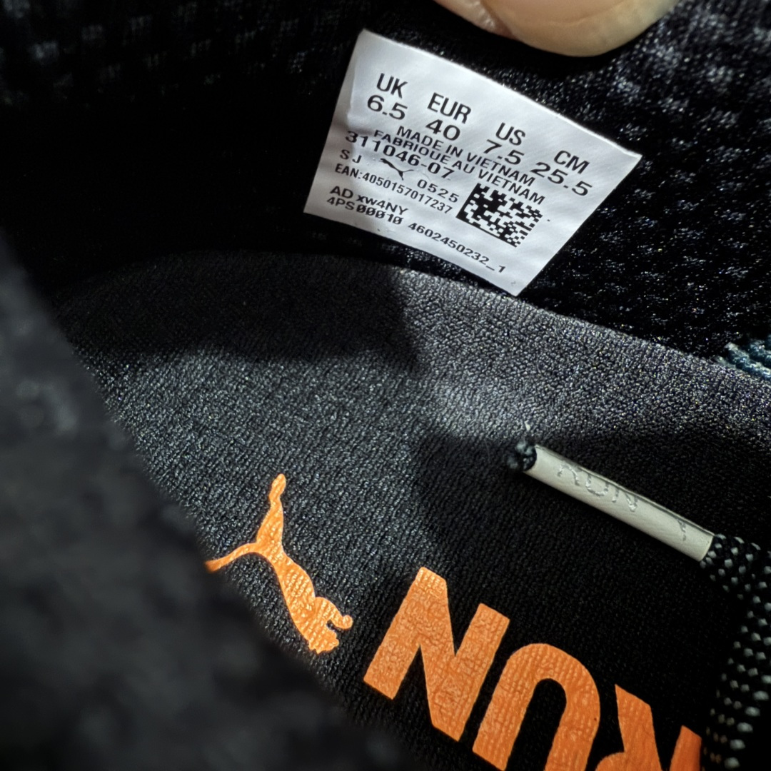 图片[7]-【纯原版】彪马彪破3 PUMA MAGNIFY NITRO 3代 PUMA跑鞋为跑步蓄 能，功能性和美观性兼备。搭载 PUMA NITRO 氮气中底，具备轻量与高缓冲回弹特性，打造柔软舒适脚感。以简约流畅的线条勾勒 PUMA 跑道，为鞋款增添一抹灵动气质。 鞋面 采用轻量化高弹织物鞋面，上脚透气舒适包覆，还确保了耐穿性和支撑性助力急速畅跑 中底 超临界NITRO氮气中底结合厚底轮廓舒适缓震，提供能力反馈，轻便柔软 跑步通勤皆可 鞋侧 PUMA 流线型跑道以明亮色彩呈现，勾勒活力运动美学 外底 采用 PUMAGRIP橡胶大底，止滑耐磨赋予跑者灵活自如的运动体验 货号 311046-07 尺码 36 37 37.5 38 38.5 39 40 40.5 41 42 42.5 43 44 44.5 45-选品中心