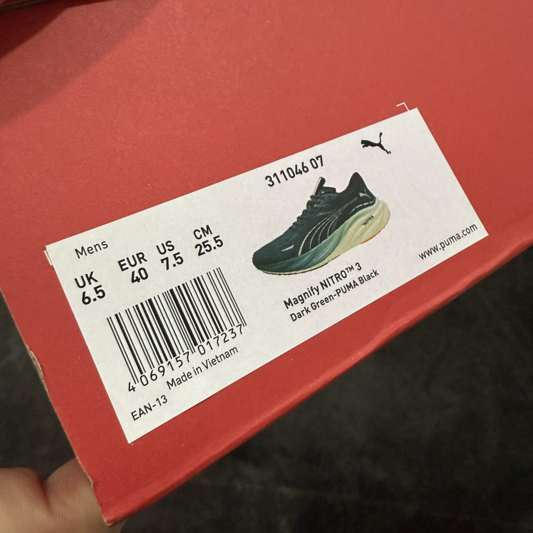 图片[9]-【纯原版】彪马彪破3 PUMA MAGNIFY NITRO 3代 PUMA跑鞋为跑步蓄 能，功能性和美观性兼备。搭载 PUMA NITRO 氮气中底，具备轻量与高缓冲回弹特性，打造柔软舒适脚感。以简约流畅的线条勾勒 PUMA 跑道，为鞋款增添一抹灵动气质。 鞋面 采用轻量化高弹织物鞋面，上脚透气舒适包覆，还确保了耐穿性和支撑性助力急速畅跑 中底 超临界NITRO氮气中底结合厚底轮廓舒适缓震，提供能力反馈，轻便柔软 跑步通勤皆可 鞋侧 PUMA 流线型跑道以明亮色彩呈现，勾勒活力运动美学 外底 采用 PUMAGRIP橡胶大底，止滑耐磨赋予跑者灵活自如的运动体验 货号 311046-07 尺码 36 37 37.5 38 38.5 39 40 40.5 41 42 42.5 43 44 44.5 45-选品中心