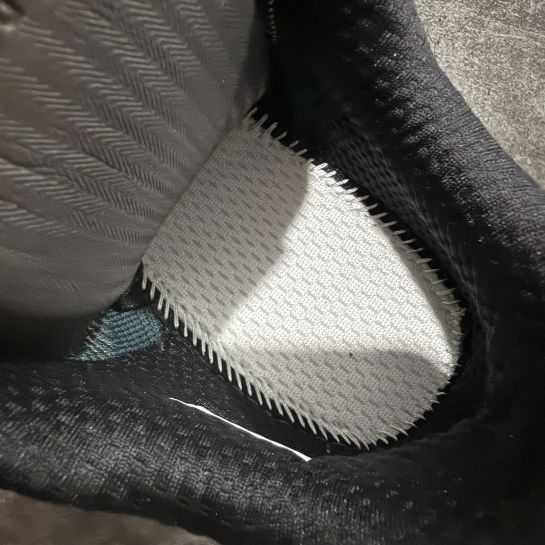 图片[8]-【纯原版】彪马彪破3 PUMA MAGNIFY NITRO 3代 PUMA跑鞋为跑步蓄 能，功能性和美观性兼备。搭载 PUMA NITRO 氮气中底，具备轻量与高缓冲回弹特性，打造柔软舒适脚感。以简约流畅的线条勾勒 PUMA 跑道，为鞋款增添一抹灵动气质。 鞋面 采用轻量化高弹织物鞋面，上脚透气舒适包覆，还确保了耐穿性和支撑性助力急速畅跑 中底 超临界NITRO氮气中底结合厚底轮廓舒适缓震，提供能力反馈，轻便柔软 跑步通勤皆可 鞋侧 PUMA 流线型跑道以明亮色彩呈现，勾勒活力运动美学 外底 采用 PUMAGRIP橡胶大底，止滑耐磨赋予跑者灵活自如的运动体验 货号 311046-07 尺码 36 37 37.5 38 38.5 39 40 40.5 41 42 42.5 43 44 44.5 45-选品中心