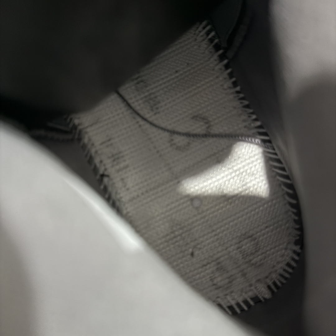 图片[10]-【美版GX纯原】Nigel Sylvester x Air Jordan AJ4 “Brick by Brick” 联名灰砖 货号：HF4340-002 全新批次 重点区分市面 真正砖面纹路 区别市面版本 正确细节 卡色无色差 GX原数据精心打造 原厂材质 超弹硅胶材质 内层不织布补强 补强为硅胶提供更强耐久性 避免断裂 圈内最强四代 独家外贸特供尺码含 45.5 48.5 耗时半年巨作 全套原纸板楦头开发 原厂特供皮料加持 确保原汁原味 完美呈现四代版型 一比一鞋头弧度高度鞋身弧度 数据细节工艺流程均保持原鞋一致 原厂TPU网格鞋带扣 正确内里网布 菱角分明不变形无多余毛边 柔软性质感一致于原鞋 市场唯一原厂鞋扣模具 背面可见隐藏注塑口 原厂织唛标 原厂飞人电绣工艺 尾指中部跳三针 独家绑鞋带手法 印刷中底布 四线拉帮 米色美纹纸贴合固定 进口港宝加持 后跟自然饱满 全鞋荧光划线卡点 追求极致完美 每一双都是工艺品 多重QC质检 超越公司货的品控标准 实实在在的免检产品 …… 尺码：40 40.5 41 42 42.5 43 44 44.5 45 46 47.5 48.5-选品中心