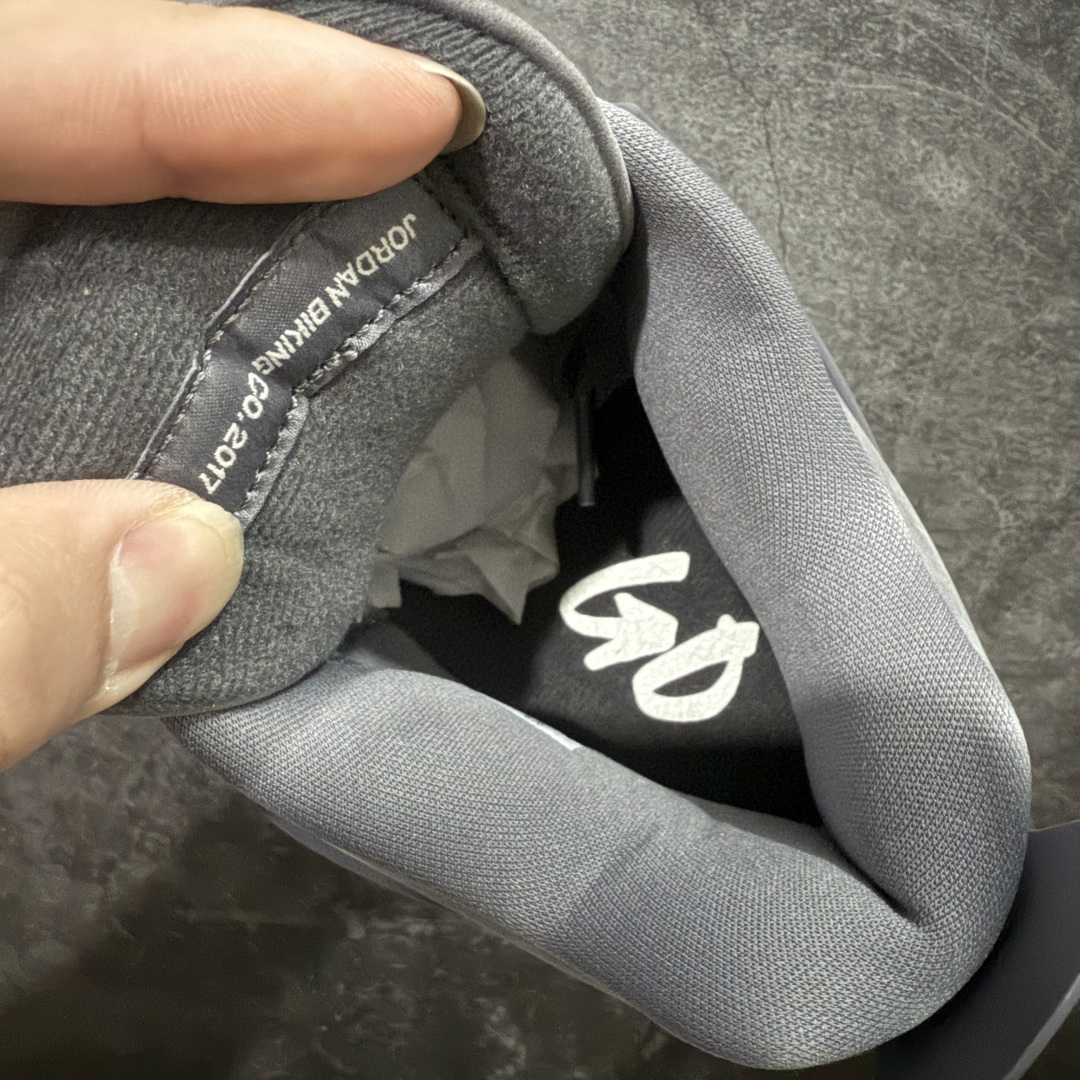 图片[8]-【美版GX纯原】Nigel Sylvester x Air Jordan AJ4 “Brick by Brick” 联名灰砖 货号：HF4340-002 全新批次 重点区分市面 真正砖面纹路 区别市面版本 正确细节 卡色无色差 GX原数据精心打造 原厂材质 超弹硅胶材质 内层不织布补强 补强为硅胶提供更强耐久性 避免断裂 圈内最强四代 独家外贸特供尺码含 45.5 48.5 耗时半年巨作 全套原纸板楦头开发 原厂特供皮料加持 确保原汁原味 完美呈现四代版型 一比一鞋头弧度高度鞋身弧度 数据细节工艺流程均保持原鞋一致 原厂TPU网格鞋带扣 正确内里网布 菱角分明不变形无多余毛边 柔软性质感一致于原鞋 市场唯一原厂鞋扣模具 背面可见隐藏注塑口 原厂织唛标 原厂飞人电绣工艺 尾指中部跳三针 独家绑鞋带手法 印刷中底布 四线拉帮 米色美纹纸贴合固定 进口港宝加持 后跟自然饱满 全鞋荧光划线卡点 追求极致完美 每一双都是工艺品 多重QC质检 超越公司货的品控标准 实实在在的免检产品 …… 尺码：40 40.5 41 42 42.5 43 44 44.5 45 46 47.5 48.5-选品中心