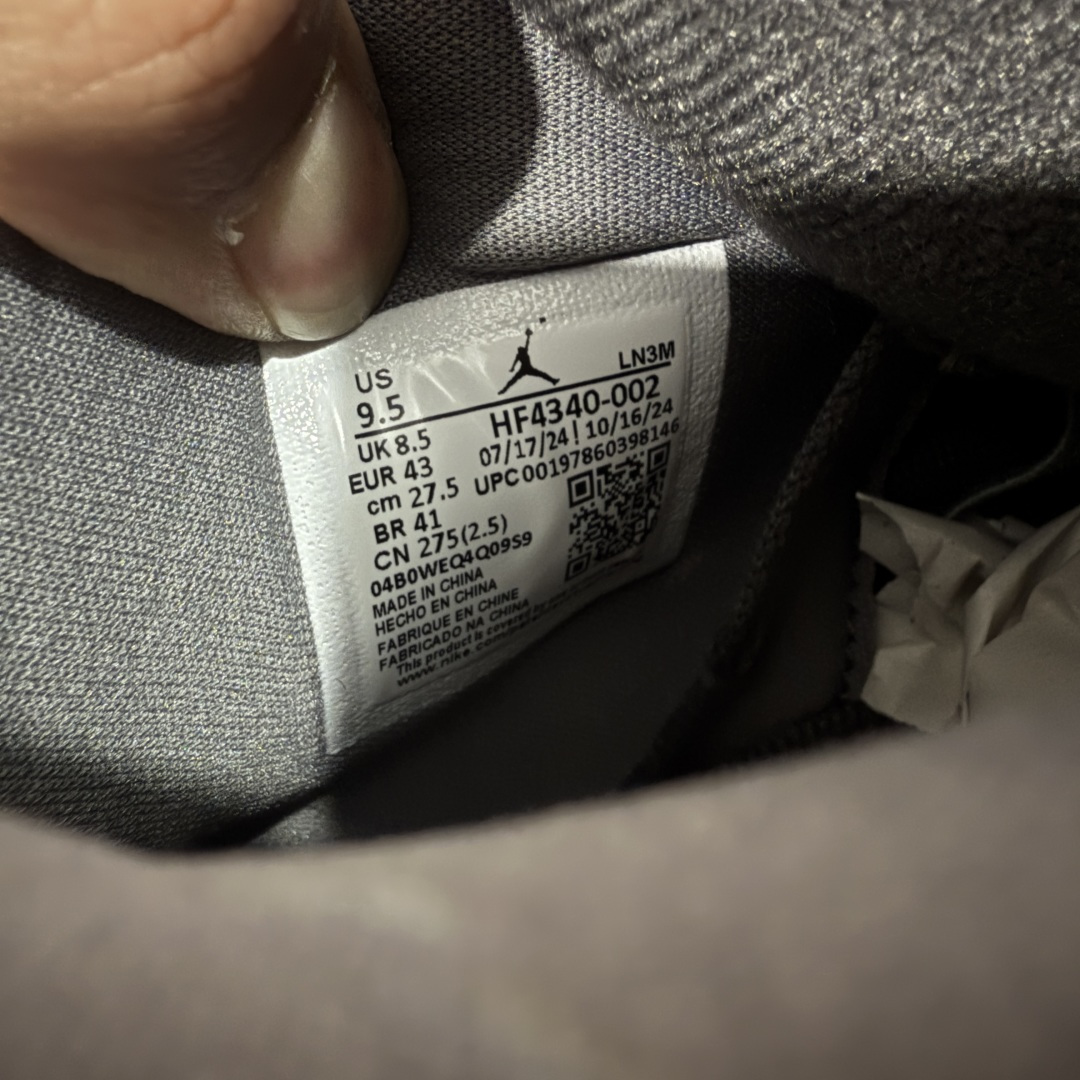 图片[9]-【美版GX纯原】Nigel Sylvester x Air Jordan AJ4 “Brick by Brick” 联名灰砖 货号：HF4340-002 全新批次 重点区分市面 真正砖面纹路 区别市面版本 正确细节 卡色无色差 GX原数据精心打造 原厂材质 超弹硅胶材质 内层不织布补强 补强为硅胶提供更强耐久性 避免断裂 圈内最强四代 独家外贸特供尺码含 45.5 48.5 耗时半年巨作 全套原纸板楦头开发 原厂特供皮料加持 确保原汁原味 完美呈现四代版型 一比一鞋头弧度高度鞋身弧度 数据细节工艺流程均保持原鞋一致 原厂TPU网格鞋带扣 正确内里网布 菱角分明不变形无多余毛边 柔软性质感一致于原鞋 市场唯一原厂鞋扣模具 背面可见隐藏注塑口 原厂织唛标 原厂飞人电绣工艺 尾指中部跳三针 独家绑鞋带手法 印刷中底布 四线拉帮 米色美纹纸贴合固定 进口港宝加持 后跟自然饱满 全鞋荧光划线卡点 追求极致完美 每一双都是工艺品 多重QC质检 超越公司货的品控标准 实实在在的免检产品 …… 尺码：40 40.5 41 42 42.5 43 44 44.5 45 46 47.5 48.5-选品中心