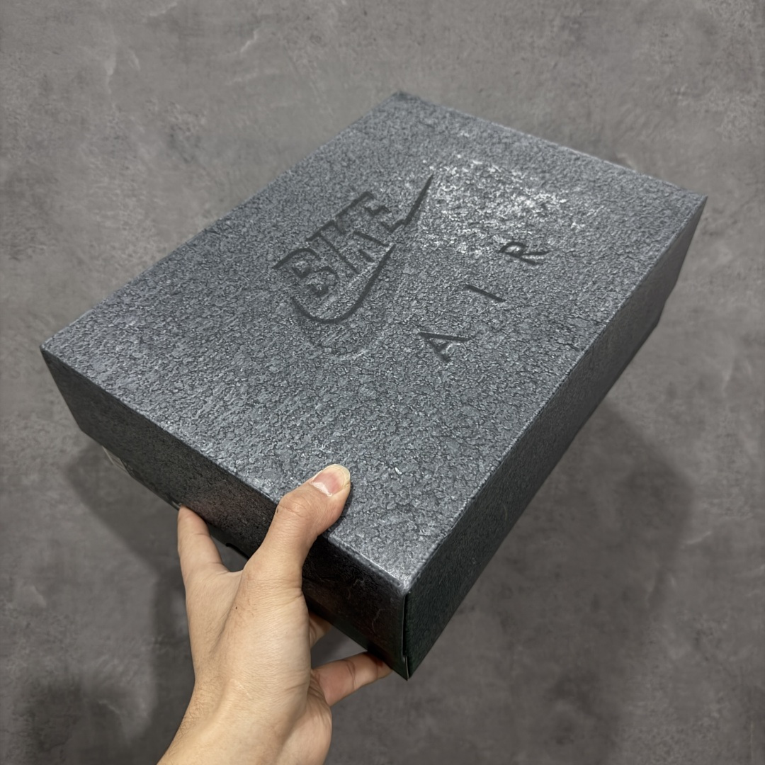 图片[12]-【美版GX纯原】Nigel Sylvester x Air Jordan AJ4 “Brick by Brick” 联名灰砖 货号：HF4340-002 全新批次 重点区分市面 真正砖面纹路 区别市面版本 正确细节 卡色无色差 GX原数据精心打造 原厂材质 超弹硅胶材质 内层不织布补强 补强为硅胶提供更强耐久性 避免断裂 圈内最强四代 独家外贸特供尺码含 45.5 48.5 耗时半年巨作 全套原纸板楦头开发 原厂特供皮料加持 确保原汁原味 完美呈现四代版型 一比一鞋头弧度高度鞋身弧度 数据细节工艺流程均保持原鞋一致 原厂TPU网格鞋带扣 正确内里网布 菱角分明不变形无多余毛边 柔软性质感一致于原鞋 市场唯一原厂鞋扣模具 背面可见隐藏注塑口 原厂织唛标 原厂飞人电绣工艺 尾指中部跳三针 独家绑鞋带手法 印刷中底布 四线拉帮 米色美纹纸贴合固定 进口港宝加持 后跟自然饱满 全鞋荧光划线卡点 追求极致完美 每一双都是工艺品 多重QC质检 超越公司货的品控标准 实实在在的免检产品 …… 尺码：40 40.5 41 42 42.5 43 44 44.5 45 46 47.5 48.5-选品中心