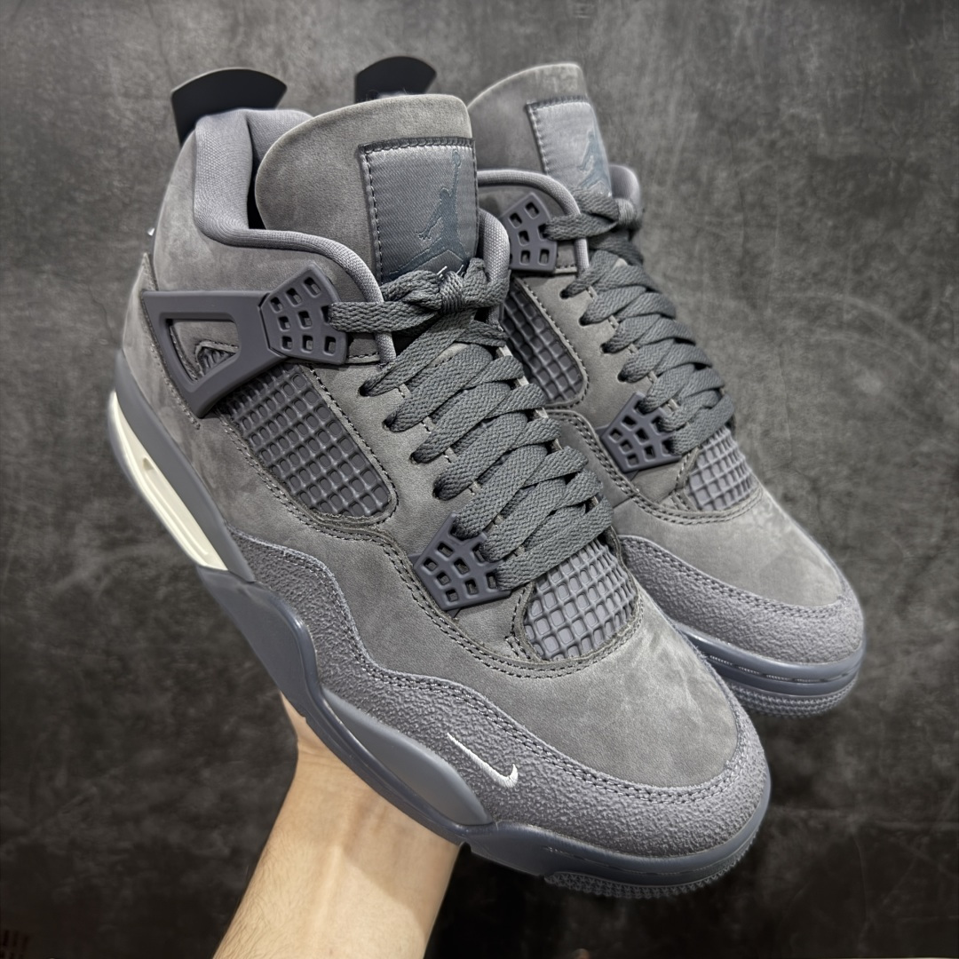 【美版GX纯原】Nigel Sylvester x Air Jordan AJ4 “Brick by Brick” 联名灰砖 货号:HF4340-002 全新批次 重点区分市面 真正砖面纹路 区别市面版本 正确细节 卡色无色差 GX原数据精心打造 原厂材质 超弹硅胶材质 内层不织布补强 补强为硅胶提供更强耐久性 避免断裂 圈内最强四代 独家外贸特供尺码含 45.5 48.5 耗时半年巨作 全套原纸板楦头开发 原厂特供皮料加持 确保原汁原味 完美呈现四代版型 一比一鞋头弧度高度鞋身弧度 数据细节工艺流程均保持原鞋一致 原厂TPU网格鞋带扣 正确内里网布 菱角分明不变形无多余毛边 柔软性质感一致于原鞋 市场唯一原厂鞋扣模具 背面可见隐藏注塑口 原厂织唛标 原厂飞人电绣工艺 尾指中部跳三针 独家绑鞋带手法 印刷中底布 四线拉帮 米色美纹纸贴合固定 进口港宝加持 后跟自然饱满 全鞋荧光划线卡点 追求极致完美 每一双都是工艺品 多重QC质检 超越公司货的品控标准 实实在在的免检产品 …… 尺码:40 40.5 41 42 42.5 43 44 44.5 45 46 47.5 48.5-选品中心