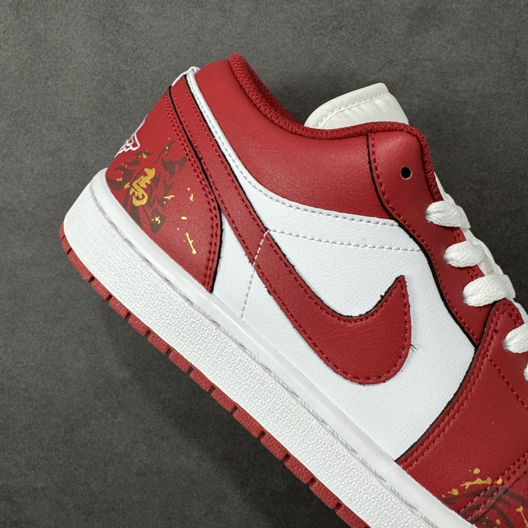 图片[6]-【K版纯原】Nike Air Jordan 1 Low AJ1 白红 马年限定 低帮复古文化篮球鞋 553558 166 市场唯一独家头层皮打造 原鞋原档案开发 原厂皮料 原档冲孔鞋头 正确满胶鞋垫 四线拉帮 原厂织唛标 鞋舌高弹海绵填充 尺码：36 36.5 37.5 38 38.5 39 40 40.5 41 42 42.5 43 44 44.5 45 46-选品中心