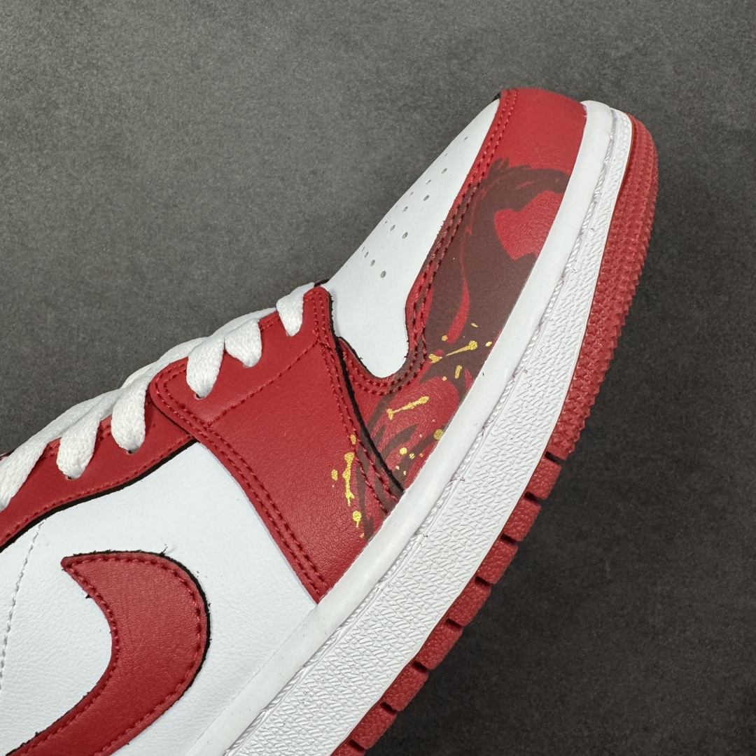图片[5]-【K版纯原】Nike Air Jordan 1 Low AJ1 白红 马年限定 低帮复古文化篮球鞋 553558 166 市场唯一独家头层皮打造 原鞋原档案开发 原厂皮料 原档冲孔鞋头 正确满胶鞋垫 四线拉帮 原厂织唛标 鞋舌高弹海绵填充 尺码：36 36.5 37.5 38 38.5 39 40 40.5 41 42 42.5 43 44 44.5 45 46-选品中心