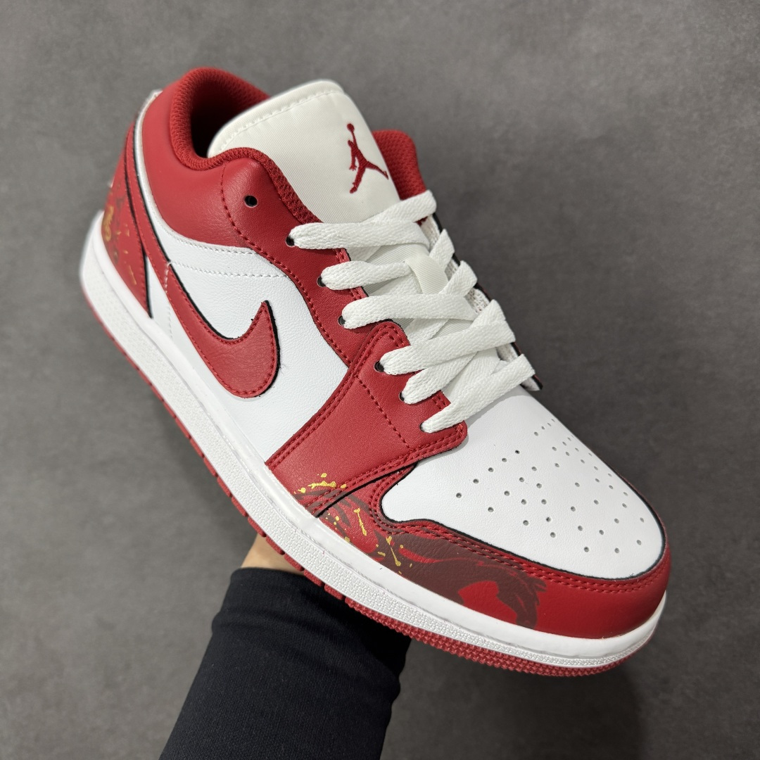 图片[3]-【K版纯原】Nike Air Jordan 1 Low AJ1 白红 马年限定 低帮复古文化篮球鞋 553558 166 市场唯一独家头层皮打造 原鞋原档案开发 原厂皮料 原档冲孔鞋头 正确满胶鞋垫 四线拉帮 原厂织唛标 鞋舌高弹海绵填充 尺码：36 36.5 37.5 38 38.5 39 40 40.5 41 42 42.5 43 44 44.5 45 46-选品中心