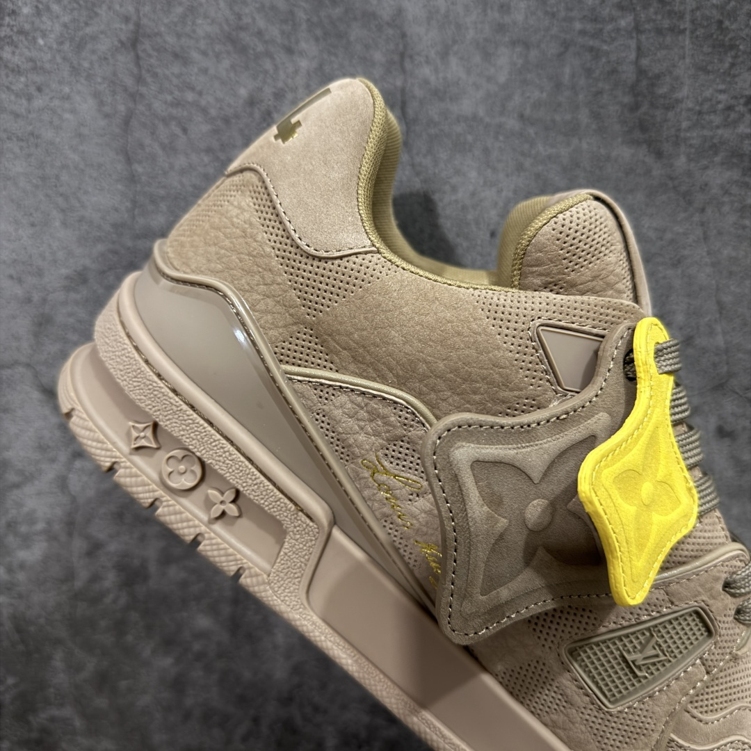 图片[7]-【天花板/Goat版】 市场最强版 没有之一的存在💪🏻 Louis Vuitton LV Trainer 系列全新版上架 手里有正品的可以对比下🆚懂货的看细节‼️ 此版品质是市场从未达到的新高度！ 整体版型 皮料 牛仔布的色差 压花纹路清晰度 后跟版型等等 都可以自行对比[机智]吊打市场所有货，怒甩十条街的那种，直接来正品对比图🆚，欢迎拿市场各大工厂的货来对比！ 尺码：35-45码-选品中心