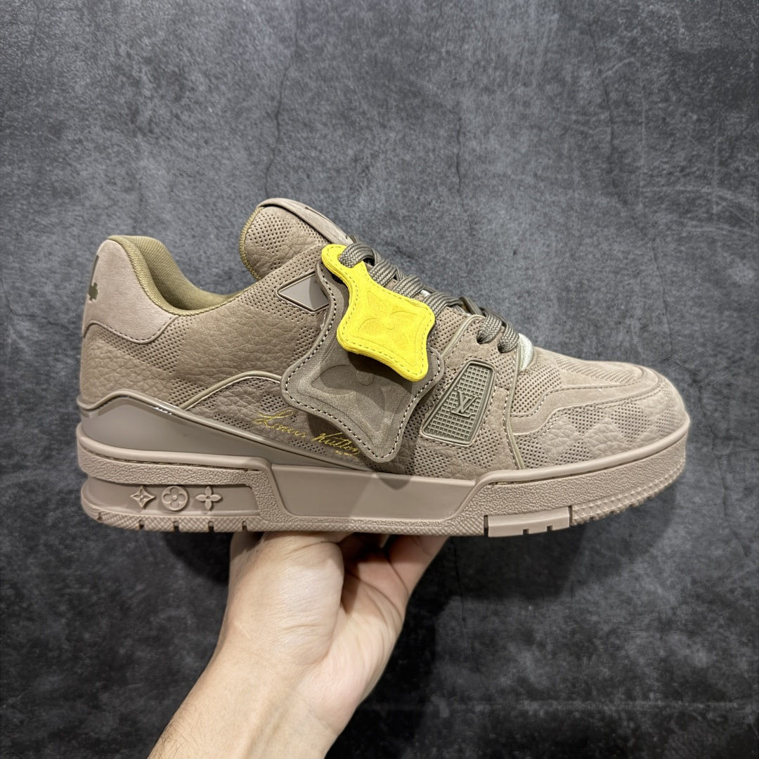 【天花板/Goat版】 市场最强版 没有之一的存在💪🏻 Louis Vuitton LV Trainer 系列全新版上架 手里有正品的可以对比下🆚懂货的看细节‼️ 此版品质是市场从未达到的新高度！ 整体版型 皮料 牛仔布的色差 压花纹路清晰度 后跟版型等等 都可以自行对比[机智]吊打市场所有货，怒甩十条街的那种，直接来正品对比图🆚，欢迎拿市场各大工厂的货来对比！ 尺码：35-45码-选品中心