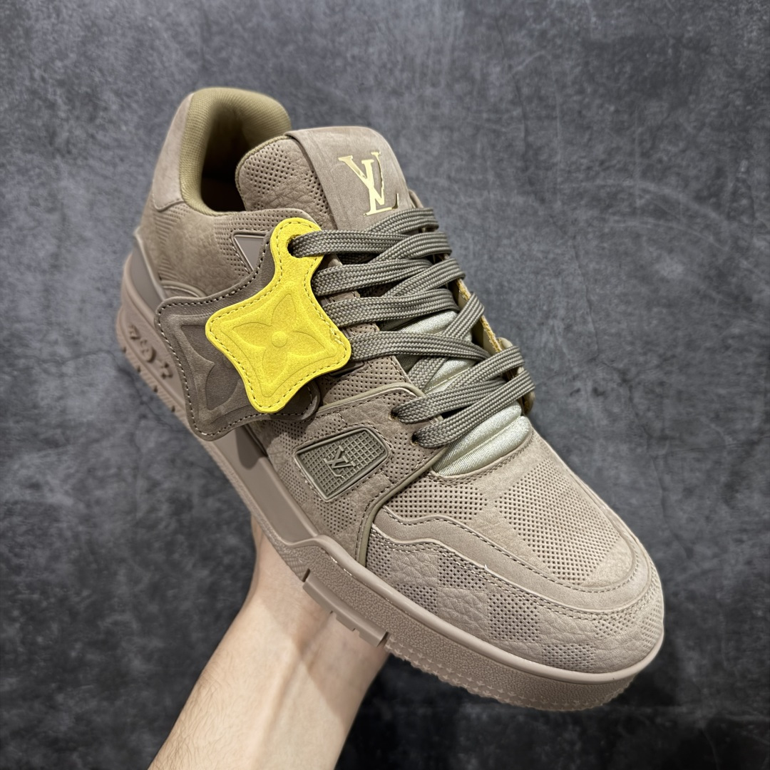 图片[3]-【天花板/Goat版】 市场最强版 没有之一的存在💪🏻 Louis Vuitton LV Trainer 系列全新版上架 手里有正品的可以对比下🆚懂货的看细节‼️ 此版品质是市场从未达到的新高度！ 整体版型 皮料 牛仔布的色差 压花纹路清晰度 后跟版型等等 都可以自行对比[机智]吊打市场所有货，怒甩十条街的那种，直接来正品对比图🆚，欢迎拿市场各大工厂的货来对比！ 尺码：35-45码-选品中心