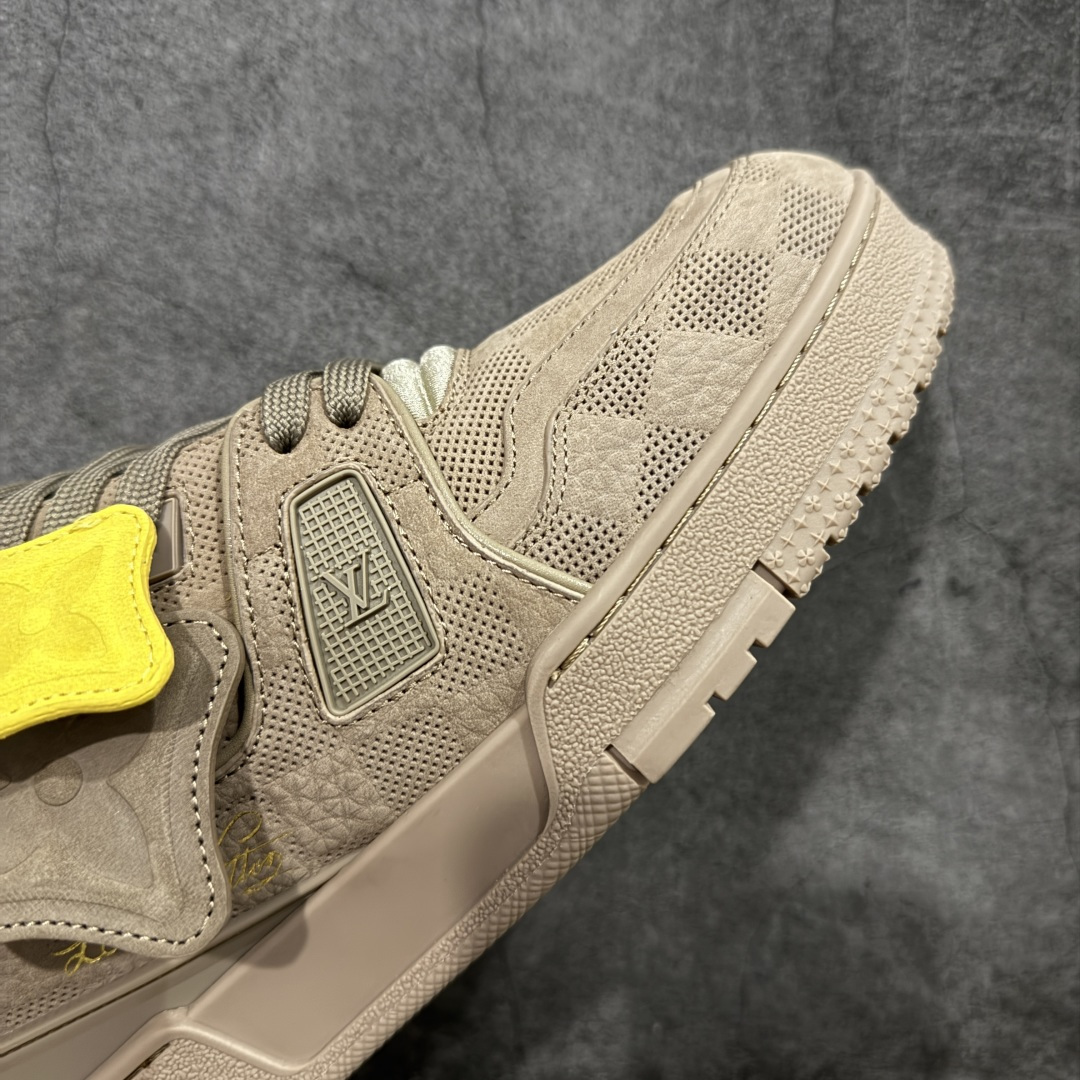 图片[6]-【天花板/Goat版】 市场最强版 没有之一的存在💪🏻 Louis Vuitton LV Trainer 系列全新版上架 手里有正品的可以对比下🆚懂货的看细节‼️ 此版品质是市场从未达到的新高度！ 整体版型 皮料 牛仔布的色差 压花纹路清晰度 后跟版型等等 都可以自行对比[机智]吊打市场所有货，怒甩十条街的那种，直接来正品对比图🆚，欢迎拿市场各大工厂的货来对比！ 尺码：35-45码-选品中心