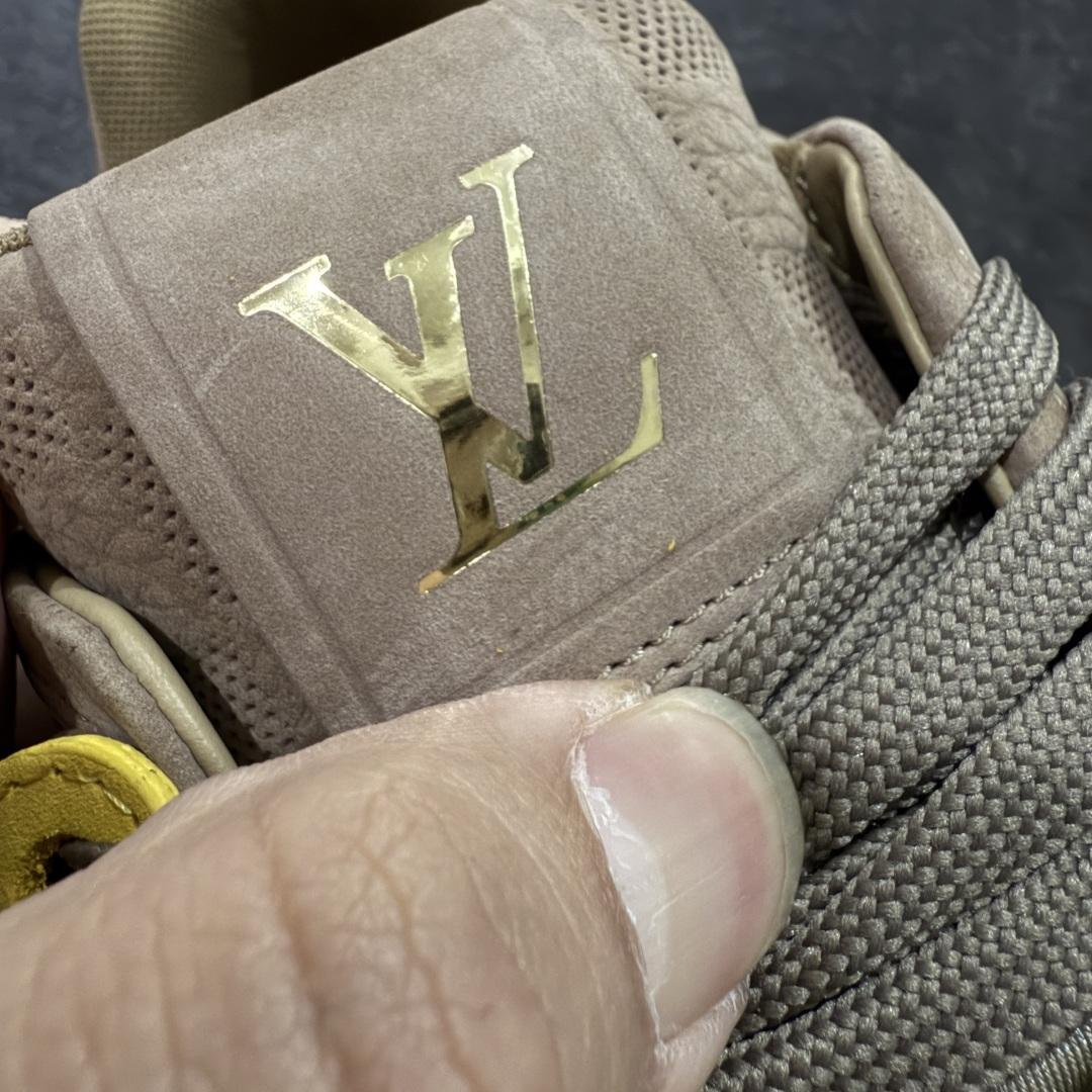 图片[6]-【天花板/Goat版】 市场最强版 没有之一的存在💪🏻 Louis Vuitton LV Trainer 系列全新版上架 手里有正品的可以对比下🆚懂货的看细节‼️ 此版品质是市场从未达到的新高度！ 整体版型 皮料 牛仔布的色差 压花纹路清晰度 后跟版型等等 都可以自行对比[机智]吊打市场所有货，怒甩十条街的那种，直接来正品对比图🆚，欢迎拿市场各大工厂的货来对比！ 尺码：35-45码-选品中心