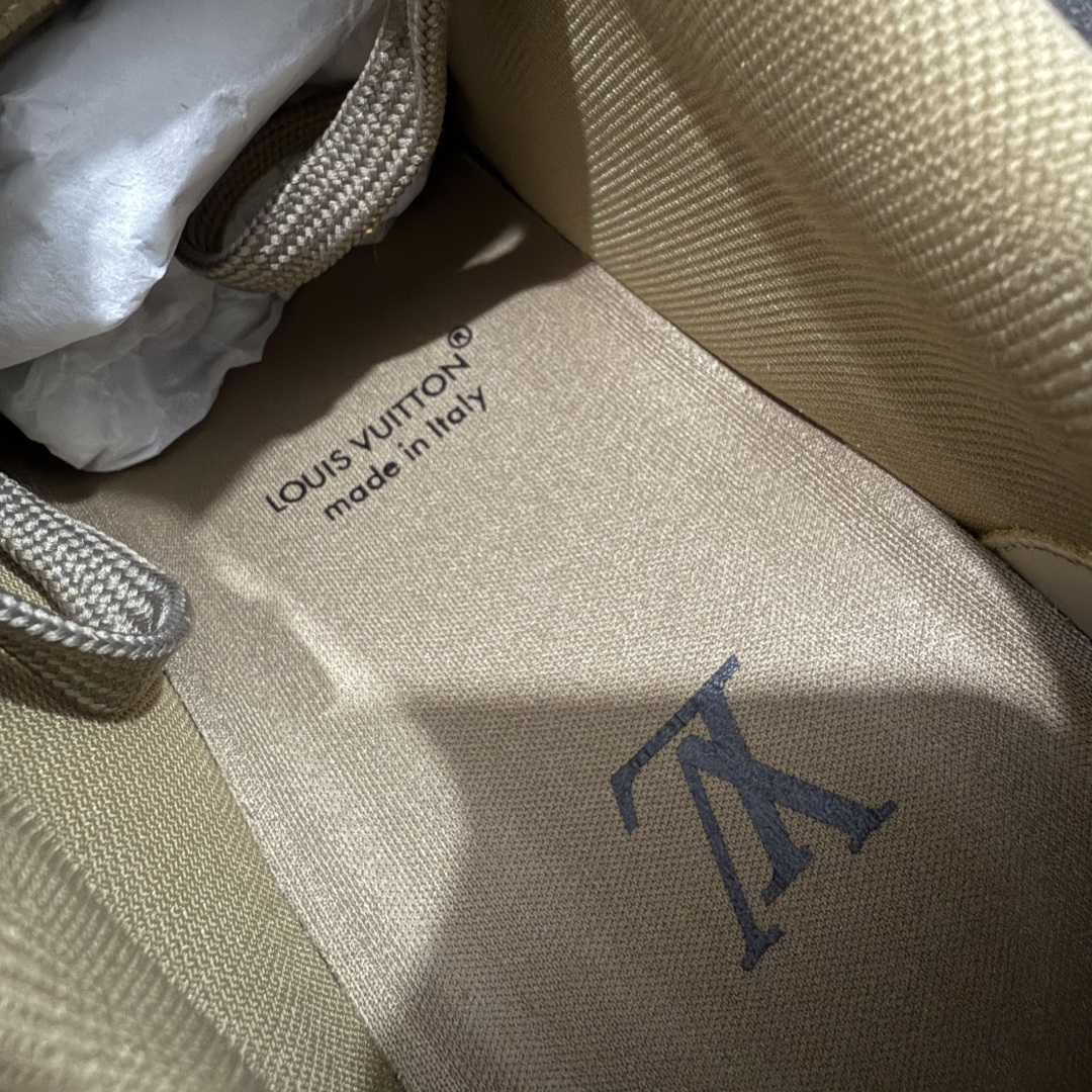 图片[8]-【天花板/Goat版】 市场最强版 没有之一的存在💪🏻 Louis Vuitton LV Trainer 系列全新版上架 手里有正品的可以对比下🆚懂货的看细节‼️ 此版品质是市场从未达到的新高度！ 整体版型 皮料 牛仔布的色差 压花纹路清晰度 后跟版型等等 都可以自行对比[机智]吊打市场所有货，怒甩十条街的那种，直接来正品对比图🆚，欢迎拿市场各大工厂的货来对比！ 尺码：35-45码-选品中心