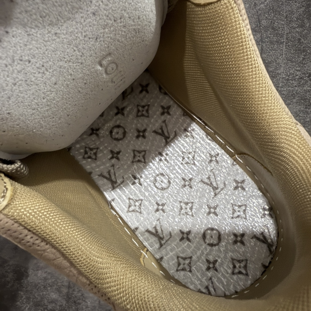 图片[9]-【天花板/Goat版】 市场最强版 没有之一的存在💪🏻 Louis Vuitton LV Trainer 系列全新版上架 手里有正品的可以对比下🆚懂货的看细节‼️ 此版品质是市场从未达到的新高度！ 整体版型 皮料 牛仔布的色差 压花纹路清晰度 后跟版型等等 都可以自行对比[机智]吊打市场所有货，怒甩十条街的那种，直接来正品对比图🆚，欢迎拿市场各大工厂的货来对比！ 尺码：35-45码-选品中心