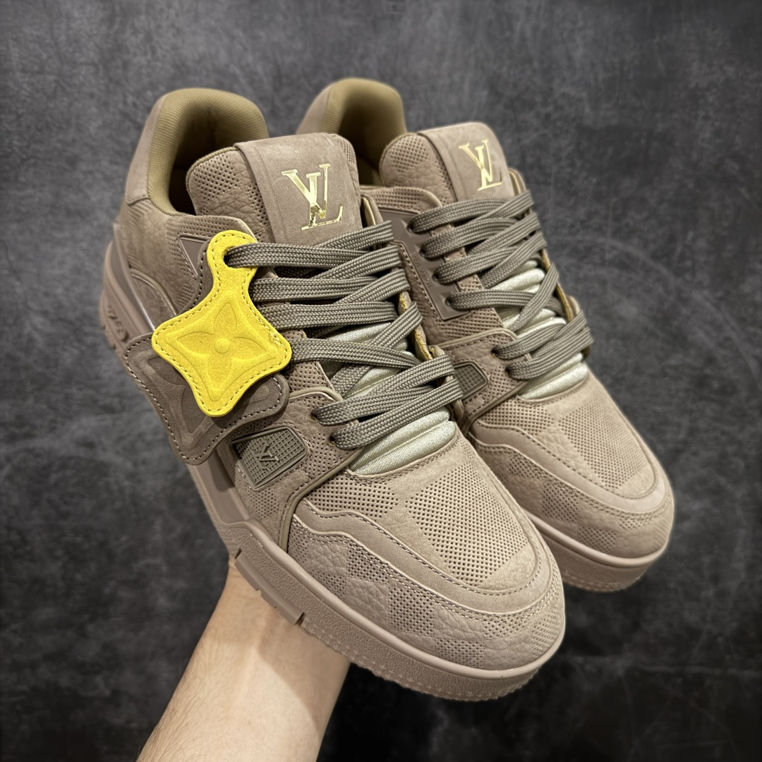 【天花板/Goat版】 市场最强版 没有之一的存在💪🏻 Louis Vuitton LV Trainer 系列全新版上架 手里有正品的可以对比下🆚懂货的看细节‼️ 此版品质是市场从未达到的新高度！ 整体版型 皮料 牛仔布的色差 压花纹路清晰度 后跟版型等等 都可以自行对比[机智]吊打市场所有货，怒甩十条街的那种，直接来正品对比图🆚，欢迎拿市场各大工厂的货来对比！ 尺码：35-45码-选品中心