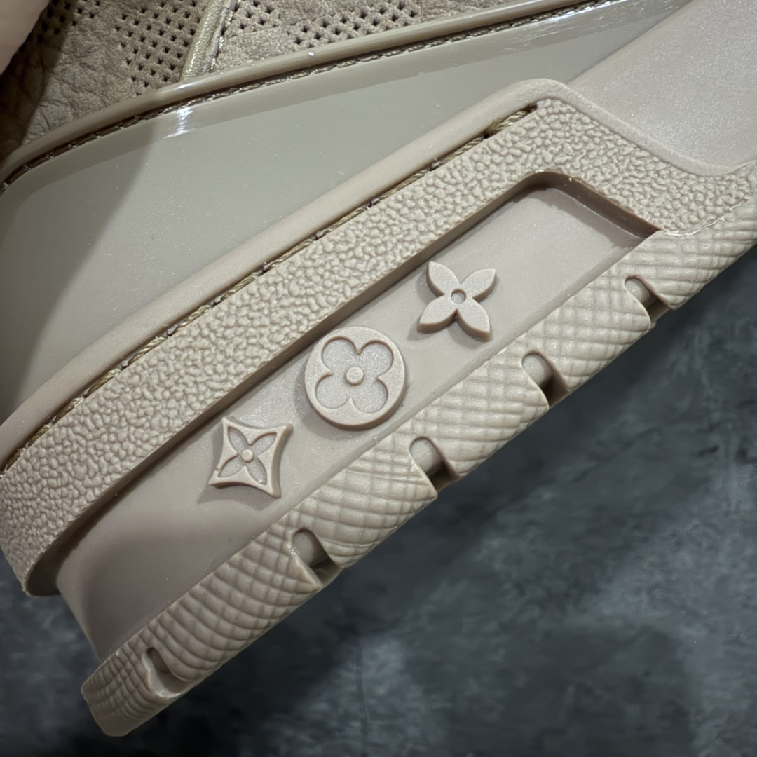 图片[3]-【天花板/Goat版】 市场最强版 没有之一的存在💪🏻 Louis Vuitton LV Trainer 系列全新版上架 手里有正品的可以对比下🆚懂货的看细节‼️ 此版品质是市场从未达到的新高度！ 整体版型 皮料 牛仔布的色差 压花纹路清晰度 后跟版型等等 都可以自行对比[机智]吊打市场所有货，怒甩十条街的那种，直接来正品对比图🆚，欢迎拿市场各大工厂的货来对比！ 尺码：35-45码-选品中心