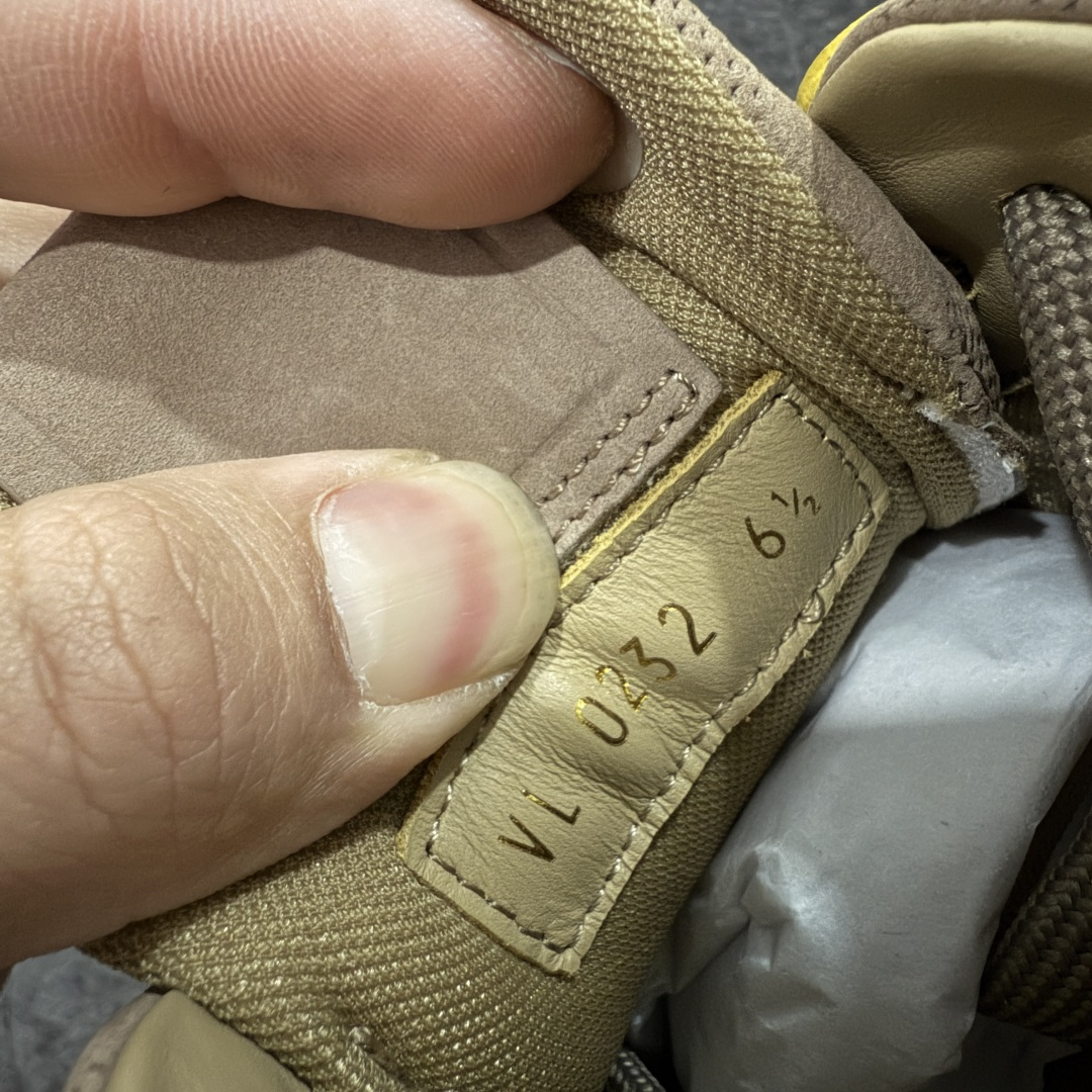 图片[7]-【天花板/Goat版】 市场最强版 没有之一的存在💪🏻 Louis Vuitton LV Trainer 系列全新版上架 手里有正品的可以对比下🆚懂货的看细节‼️ 此版品质是市场从未达到的新高度！ 整体版型 皮料 牛仔布的色差 压花纹路清晰度 后跟版型等等 都可以自行对比[机智]吊打市场所有货，怒甩十条街的那种，直接来正品对比图🆚，欢迎拿市场各大工厂的货来对比！ 尺码：35-45码-选品中心