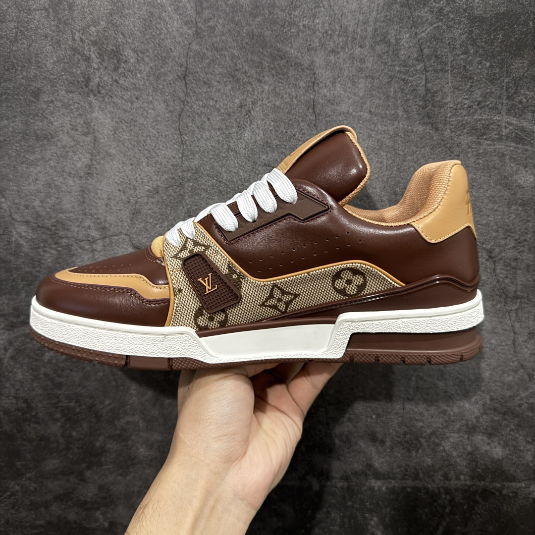 图片[2]-【莞产YS版本】Louis Vuitton Trainer lv时装走秀运动鞋 完美鞋型超高的清洁度 零毛边线头瑕疵 全套原楦原纸版原鞋开模 全网最具灵魂的版型 正确原装黄色鞋盒 正确中底印花 鞋面印花3D高频深度立体 全鞋电脑针车 紧密相连 针距密度一致 环保乳胶注塑鞋垫 厚度脚感还原原版 皮面裁剪部位 统一油边封口工艺 原装橡胶大底含胶量大底组合零偏差 专柜全套包装 防尘袋 说明书 质保卡 男女鞋 尺码： 39 40 41 42 43 44 45-选品中心