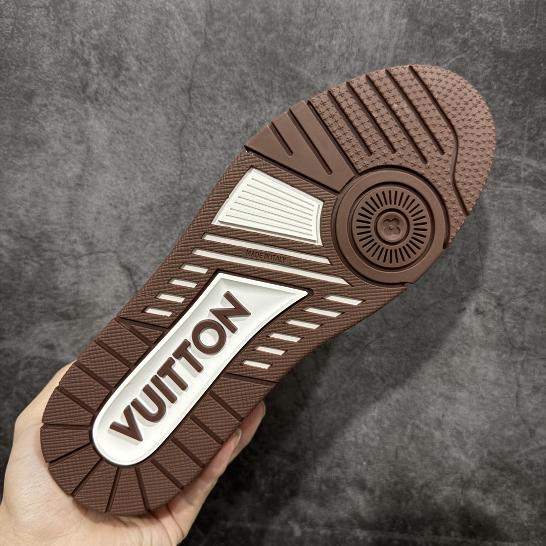 图片[9]-【莞产YS版本】Louis Vuitton Trainer lv时装走秀运动鞋 完美鞋型超高的清洁度 零毛边线头瑕疵 全套原楦原纸版原鞋开模 全网最具灵魂的版型 正确原装黄色鞋盒 正确中底印花 鞋面印花3D高频深度立体 全鞋电脑针车 紧密相连 针距密度一致 环保乳胶注塑鞋垫 厚度脚感还原原版 皮面裁剪部位 统一油边封口工艺 原装橡胶大底含胶量大底组合零偏差 专柜全套包装 防尘袋 说明书 质保卡 男女鞋 尺码： 39 40 41 42 43 44 45-选品中心