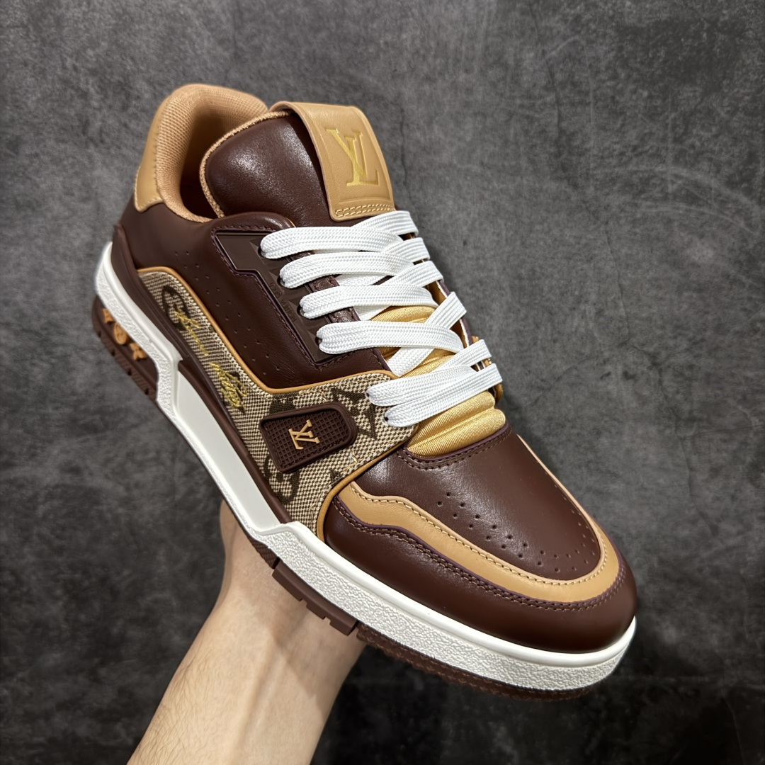 图片[3]-【莞产YS版本】Louis Vuitton Trainer lv时装走秀运动鞋 完美鞋型超高的清洁度 零毛边线头瑕疵 全套原楦原纸版原鞋开模 全网最具灵魂的版型 正确原装黄色鞋盒 正确中底印花 鞋面印花3D高频深度立体 全鞋电脑针车 紧密相连 针距密度一致 环保乳胶注塑鞋垫 厚度脚感还原原版 皮面裁剪部位 统一油边封口工艺 原装橡胶大底含胶量大底组合零偏差 专柜全套包装 防尘袋 说明书 质保卡 男女鞋 尺码： 39 40 41 42 43 44 45-选品中心