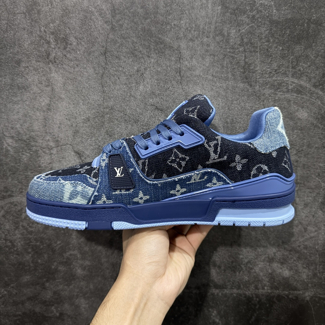 图片[2]-【莞产YS版本】Louis Vuitton Trainer lv时装走秀运动鞋 完美鞋型超高的清洁度 零毛边线头瑕疵 全套原楦原纸版原鞋开模 全网最具灵魂的版型 正确原装黄色鞋盒 正确中底印花 鞋面印花3D高频深度立体 全鞋电脑针车 紧密相连 针距密度一致 环保乳胶注塑鞋垫 厚度脚感还原原版 皮面裁剪部位 统一油边封口工艺 原装橡胶大底含胶量大底组合零偏差 专柜全套包装 防尘袋 说明书 质保卡 男女鞋 尺码： 39 40 41 42 43 44 45-选品中心