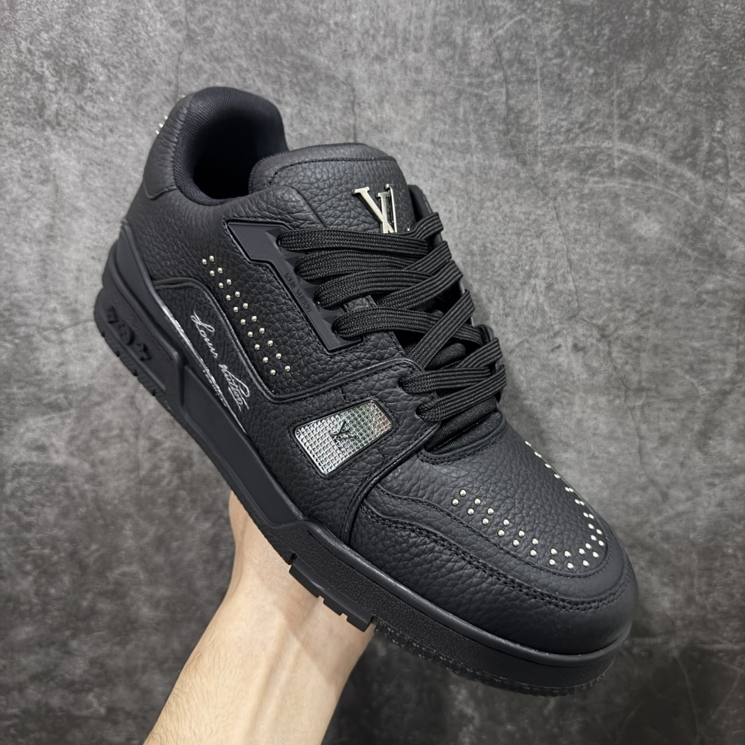 图片[3]-【莞产YS版本】Louis Vuitton Trainer lv时装走秀运动鞋 完美鞋型超高的清洁度 零毛边线头瑕疵 全套原楦原纸版原鞋开模 全网最具灵魂的版型 正确原装黄色鞋盒 正确中底印花 鞋面印花3D高频深度立体 全鞋电脑针车 紧密相连 针距密度一致 环保乳胶注塑鞋垫 厚度脚感还原原版 皮面裁剪部位 统一油边封口工艺 原装橡胶大底含胶量大底组合零偏差 专柜全套包装 防尘袋 说明书 质保卡 男女鞋 尺码： 39 40 41 42 43 44 45-选品中心