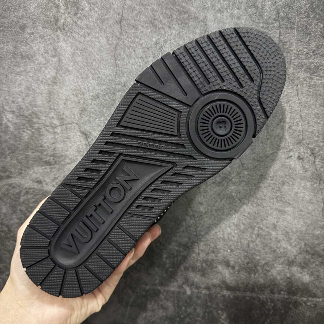 图片[9]-【莞产YS版本】Louis Vuitton Trainer lv时装走秀运动鞋 完美鞋型超高的清洁度 零毛边线头瑕疵 全套原楦原纸版原鞋开模 全网最具灵魂的版型 正确原装黄色鞋盒 正确中底印花 鞋面印花3D高频深度立体 全鞋电脑针车 紧密相连 针距密度一致 环保乳胶注塑鞋垫 厚度脚感还原原版 皮面裁剪部位 统一油边封口工艺 原装橡胶大底含胶量大底组合零偏差 专柜全套包装 防尘袋 说明书 质保卡 男女鞋 尺码： 39 40 41 42 43 44 45-选品中心