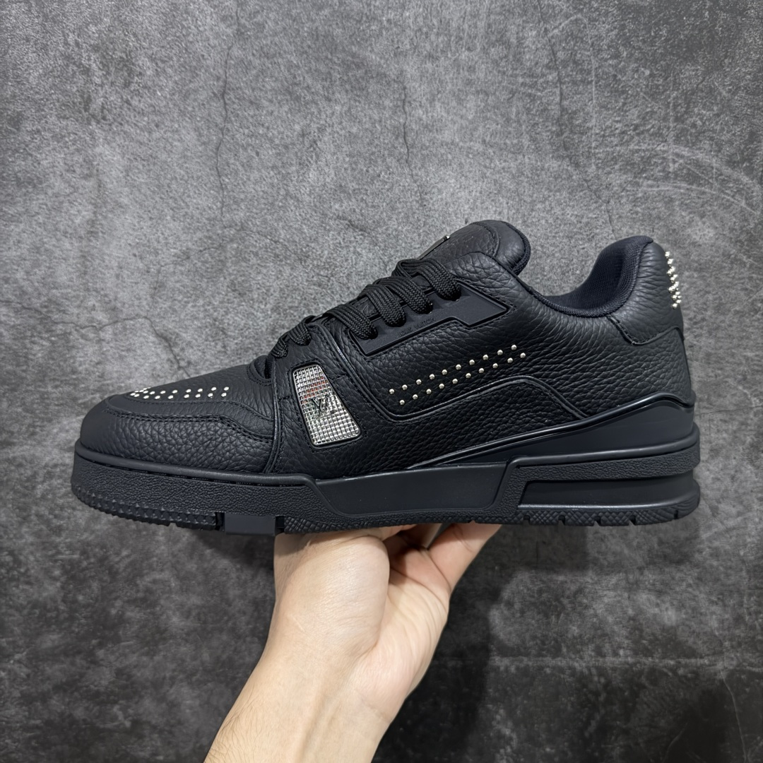 图片[2]-【莞产YS版本】Louis Vuitton Trainer lv时装走秀运动鞋 完美鞋型超高的清洁度 零毛边线头瑕疵 全套原楦原纸版原鞋开模 全网最具灵魂的版型 正确原装黄色鞋盒 正确中底印花 鞋面印花3D高频深度立体 全鞋电脑针车 紧密相连 针距密度一致 环保乳胶注塑鞋垫 厚度脚感还原原版 皮面裁剪部位 统一油边封口工艺 原装橡胶大底含胶量大底组合零偏差 专柜全套包装 防尘袋 说明书 质保卡 男女鞋 尺码： 39 40 41 42 43 44 45-选品中心