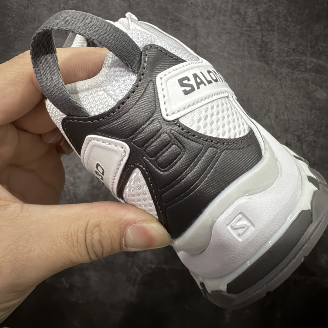 图片[2]-【666版本】SALOMON 萨洛蒙 XA PRO 3D 户外运动 网布减震防滑透气 低帮跑步鞋 男女同款 白灰渐变 472457 全新品质 巅峰之作 所有配色均购物原版拆解1：1开发 原材料打造 非市场公版便宜货 私模大底 清洁度比市场所有版本都高 全套原纸板楦头开发 原厂网布配套 确保原汁原味 完美呈现版型 原档数据独家私模五层组合大底 男女鞋同步官方开发至46 原装Ortholite轻量化鞋垫 中底布带钢印编号 原厂TPU锁扣 进口港宝加持 后跟自然饱满 还原公司包裹性 鞋面采用SENSIFT贴合技术 全方位贴合包裹脚型 鞋跟部鞋底牵引设计 提供强大的抓地性能 更适应野外崎岖不平的道路 其3D ADVANCED CHASSIS底盘 材料轻量大化 钉齿设计更具稳定性 防护性 鞋底易磨损区运用CONTAGRIP高耐磨材料 应对城市硬质路面长距离跑考验 尺码：36 36.5 37.5 38 38.5 39 40 40.5 41 42 42.5 43 44 45 46-选品中心