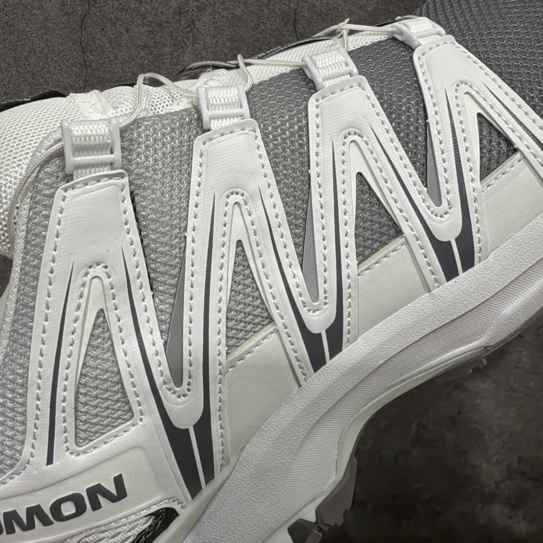 图片[4]-【666版本】SALOMON 萨洛蒙 XA PRO 3D 户外运动 网布减震防滑透气 低帮跑步鞋 男女同款 白灰渐变 472457 全新品质 巅峰之作 所有配色均购物原版拆解1：1开发 原材料打造 非市场公版便宜货 私模大底 清洁度比市场所有版本都高 全套原纸板楦头开发 原厂网布配套 确保原汁原味 完美呈现版型 原档数据独家私模五层组合大底 男女鞋同步官方开发至46 原装Ortholite轻量化鞋垫 中底布带钢印编号 原厂TPU锁扣 进口港宝加持 后跟自然饱满 还原公司包裹性 鞋面采用SENSIFT贴合技术 全方位贴合包裹脚型 鞋跟部鞋底牵引设计 提供强大的抓地性能 更适应野外崎岖不平的道路 其3D ADVANCED CHASSIS底盘 材料轻量大化 钉齿设计更具稳定性 防护性 鞋底易磨损区运用CONTAGRIP高耐磨材料 应对城市硬质路面长距离跑考验 尺码：36 36.5 37.5 38 38.5 39 40 40.5 41 42 42.5 43 44 45 46-选品中心