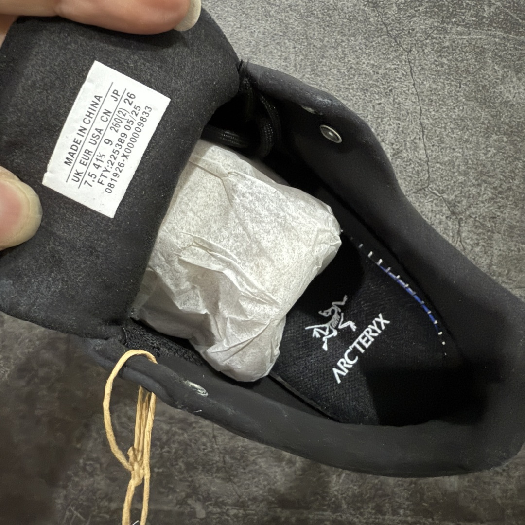 图片[7]-【莞产原盒版】Arcteryx始祖鸟 Konseal Shoe 舒适 防滑耐磨透气支撑抓地 登山鞋 黑金 正确原盒 全鞋采用头层麂皮 耐磨防滑黄金V底 莞产高品质 区别市场通货 代购指定版本 原数据开发 不掉标 正确高频字体 鸟爪细节完美 区别市场公版货 错误字体货 中底带钢印上脚舒适轻便无负重感 四季百搭 始祖鸟 KONSEAL 轻量户外鞋，这双鞋，不仅仅可以穿着逛街上班，更可以穿着徒步旅游甚至攀岩！说实话，没多少人真的会去攀岩，经我们试穿，这双鞋，日常穿也是非常舒服轻便！搭配日常的衣服完全不违和！结构中底TPU底盘，保护双脚。配置3D模具保护双脚+一体化系带系统，鞋面防撕裂网布、TPU保护膜和牛巴革合成面料，喜欢放心入！这种类型的鞋子咱们家超难得遇到一次，喜欢一定不要错过 尺码：39-45-选品中心