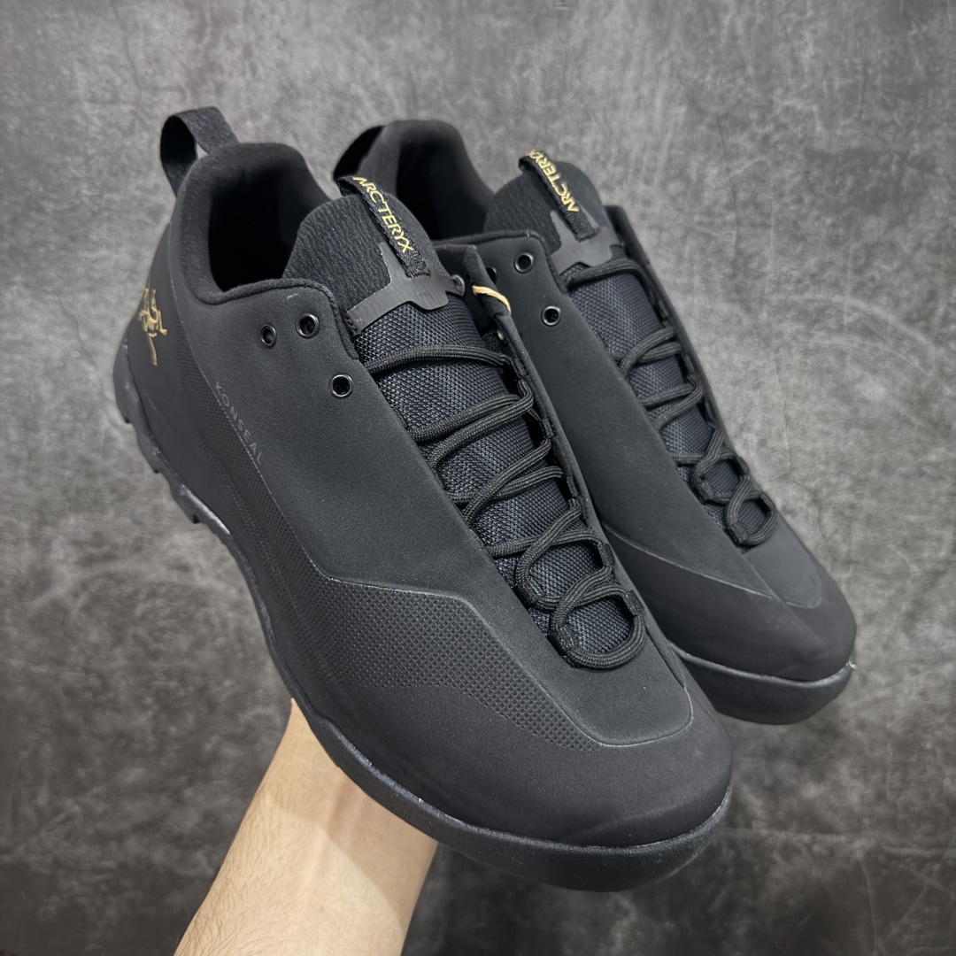 【莞产原盒版】Arcteryx始祖鸟 Konseal Shoe 舒适 防滑耐磨透气支撑抓地 登山鞋 黑金 正确原盒 全鞋采用头层麂皮 耐磨防滑黄金V底 莞产高品质 区别市场通货 代购指定版本 原数据开发 不掉标 正确高频字体 鸟爪细节完美 区别市场公版货 错误字体货 中底带钢印上脚舒适轻便无负重感 四季百搭 始祖鸟 KONSEAL 轻量户外鞋,这双鞋,不仅仅可以穿着逛街上班,更可以穿着徒步旅游甚至攀岩!说实话,没多少人真的会去攀岩,经我们试穿,这双鞋,日常穿也是非常舒服轻便!搭配日常的衣服完全不违和!结构中底TPU底盘,保护双脚。配置3D模具保护双脚+一体化系带系统,鞋面防撕裂网布、TPU保护膜和牛巴革合成面料,喜欢放心入!这种类型的鞋子咱们家超难得遇到一次,喜欢一定不要错过 尺码:39-45-选品中心