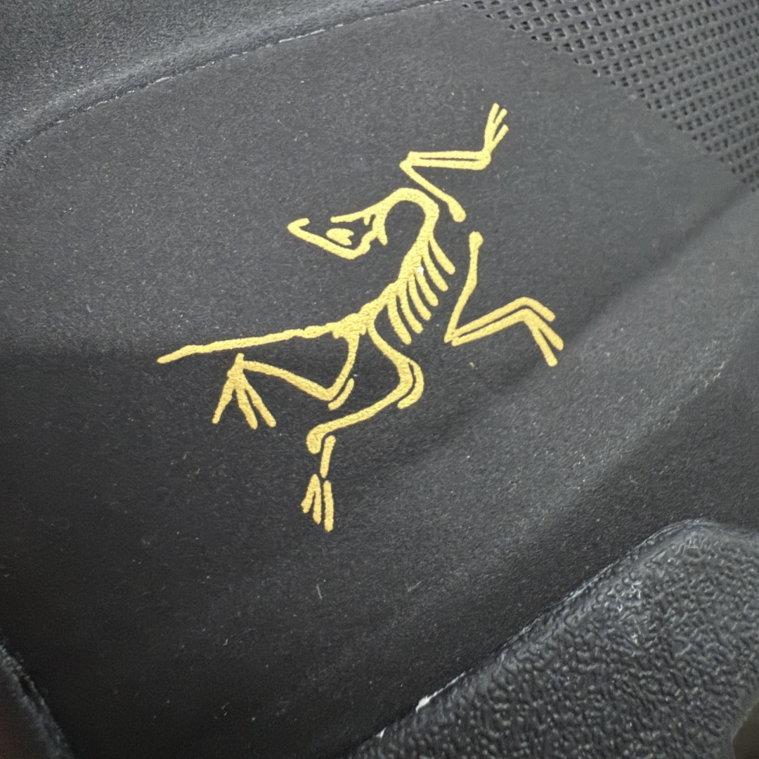 图片[3]-【莞产原盒版】Arcteryx始祖鸟 Konseal Shoe 舒适 防滑耐磨透气支撑抓地 登山鞋 黑金 正确原盒 全鞋采用头层麂皮 耐磨防滑黄金V底 莞产高品质 区别市场通货 代购指定版本 原数据开发 不掉标 正确高频字体 鸟爪细节完美 区别市场公版货 错误字体货 中底带钢印上脚舒适轻便无负重感 四季百搭 始祖鸟 KONSEAL 轻量户外鞋，这双鞋，不仅仅可以穿着逛街上班，更可以穿着徒步旅游甚至攀岩！说实话，没多少人真的会去攀岩，经我们试穿，这双鞋，日常穿也是非常舒服轻便！搭配日常的衣服完全不违和！结构中底TPU底盘，保护双脚。配置3D模具保护双脚+一体化系带系统，鞋面防撕裂网布、TPU保护膜和牛巴革合成面料，喜欢放心入！这种类型的鞋子咱们家超难得遇到一次，喜欢一定不要错过 尺码：39-45-选品中心